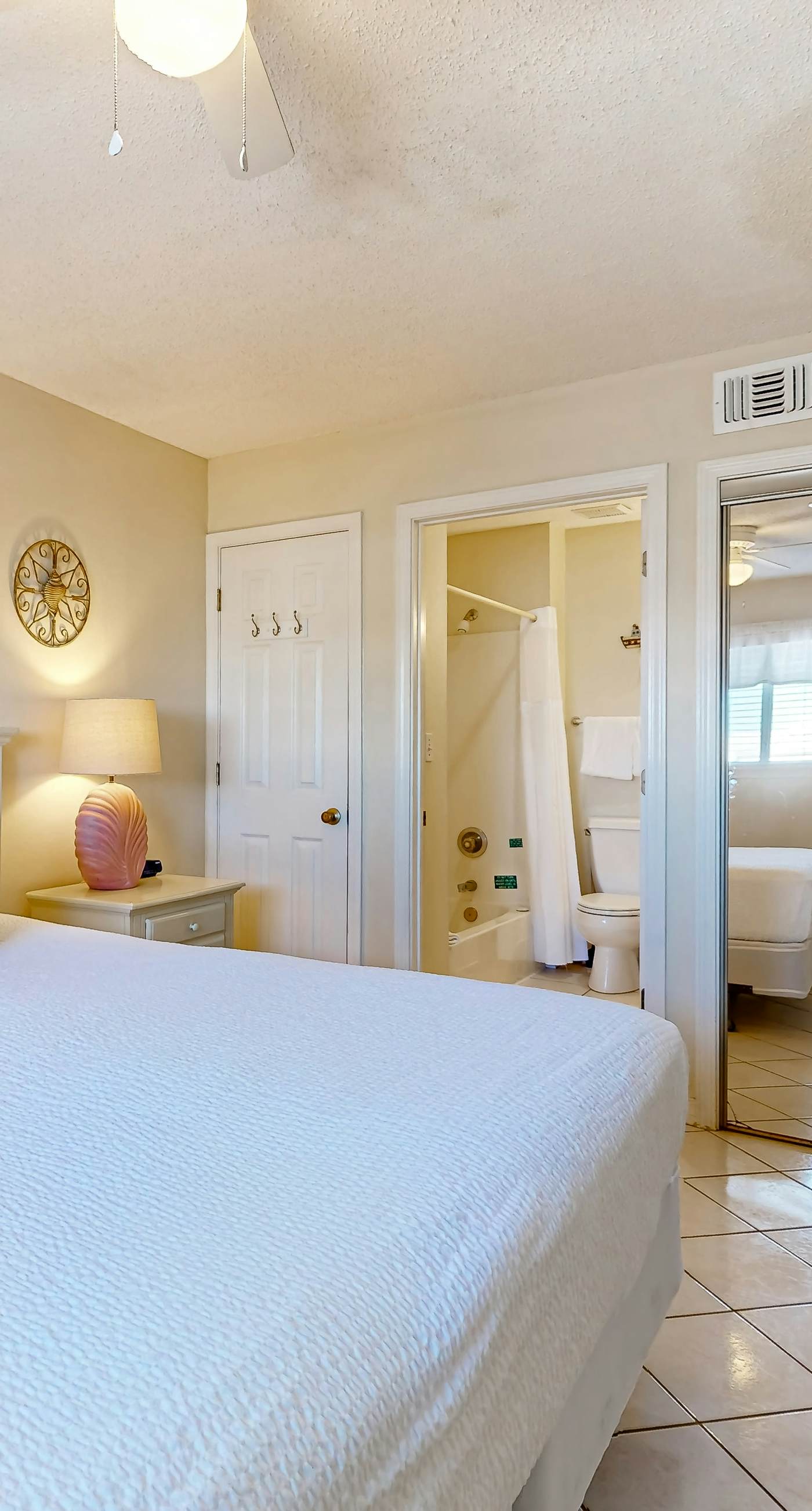 Gulf-front condo with complimentary beach equipment - near shops & dining