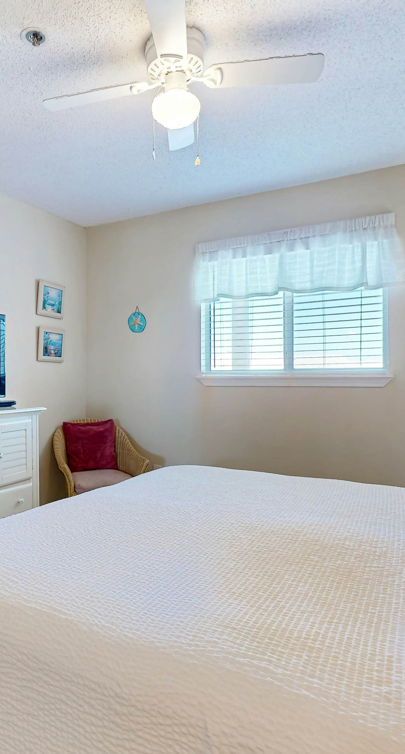 Gulf-front condo with complimentary beach equipment - near shops & dining