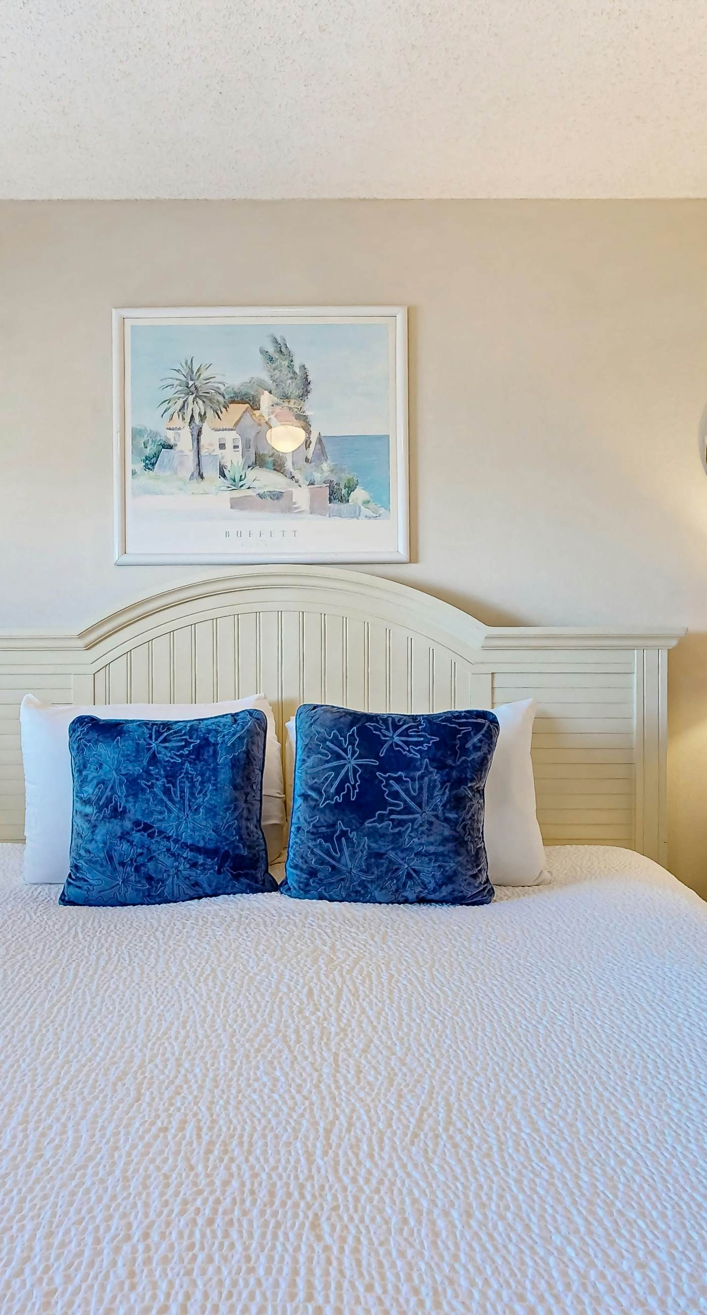 Gulf-front condo with complimentary beach equipment - near shops & dining