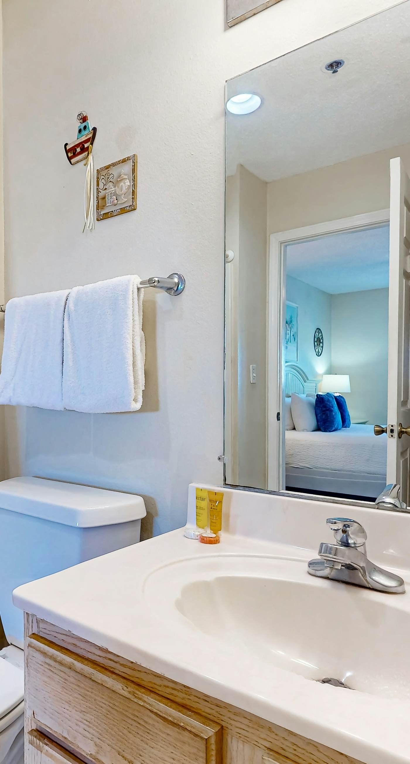 Gulf-front condo with complimentary beach equipment - near shops & dining