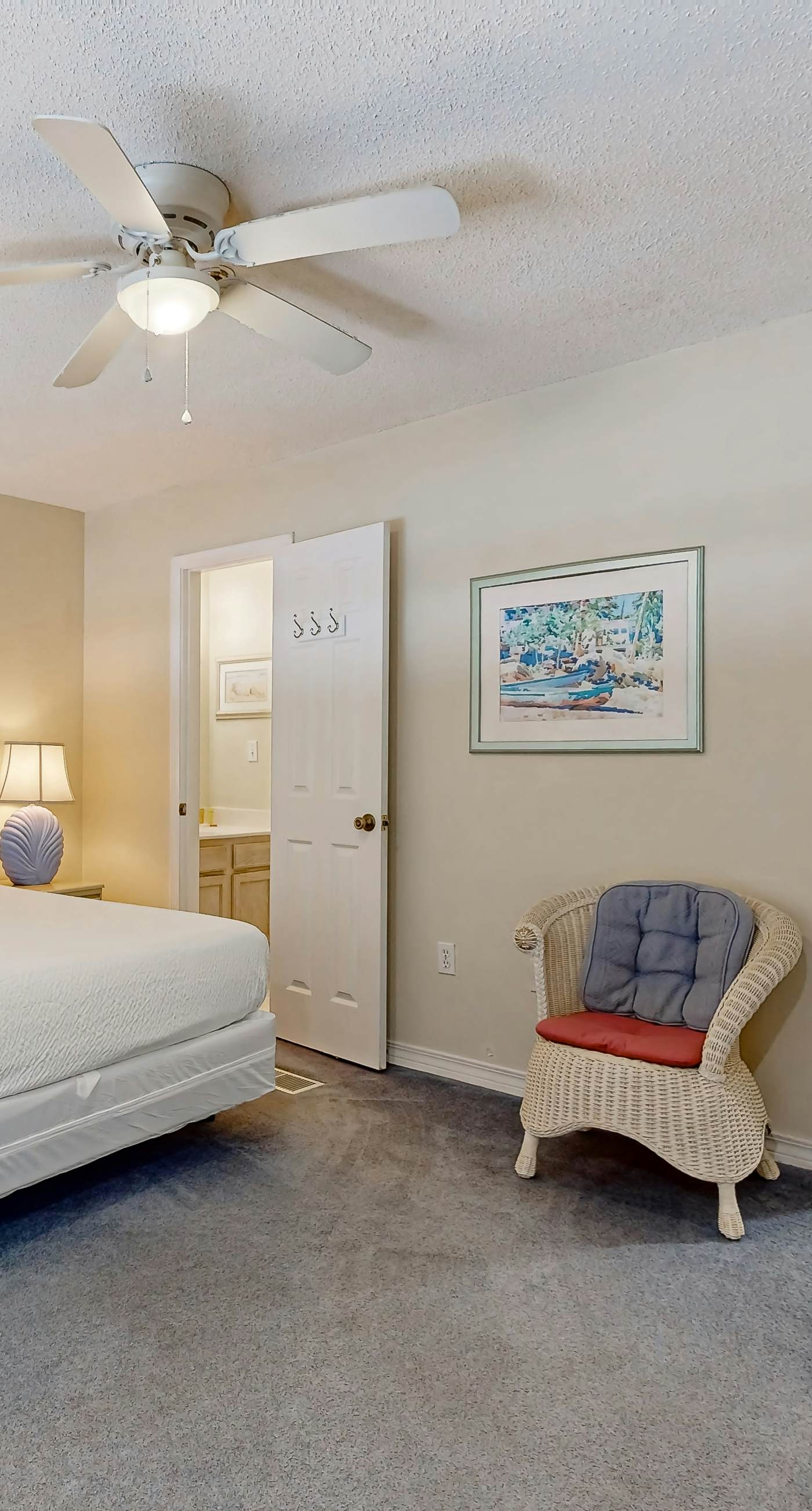 Gulf-front condo with complimentary beach equipment - near shops & dining