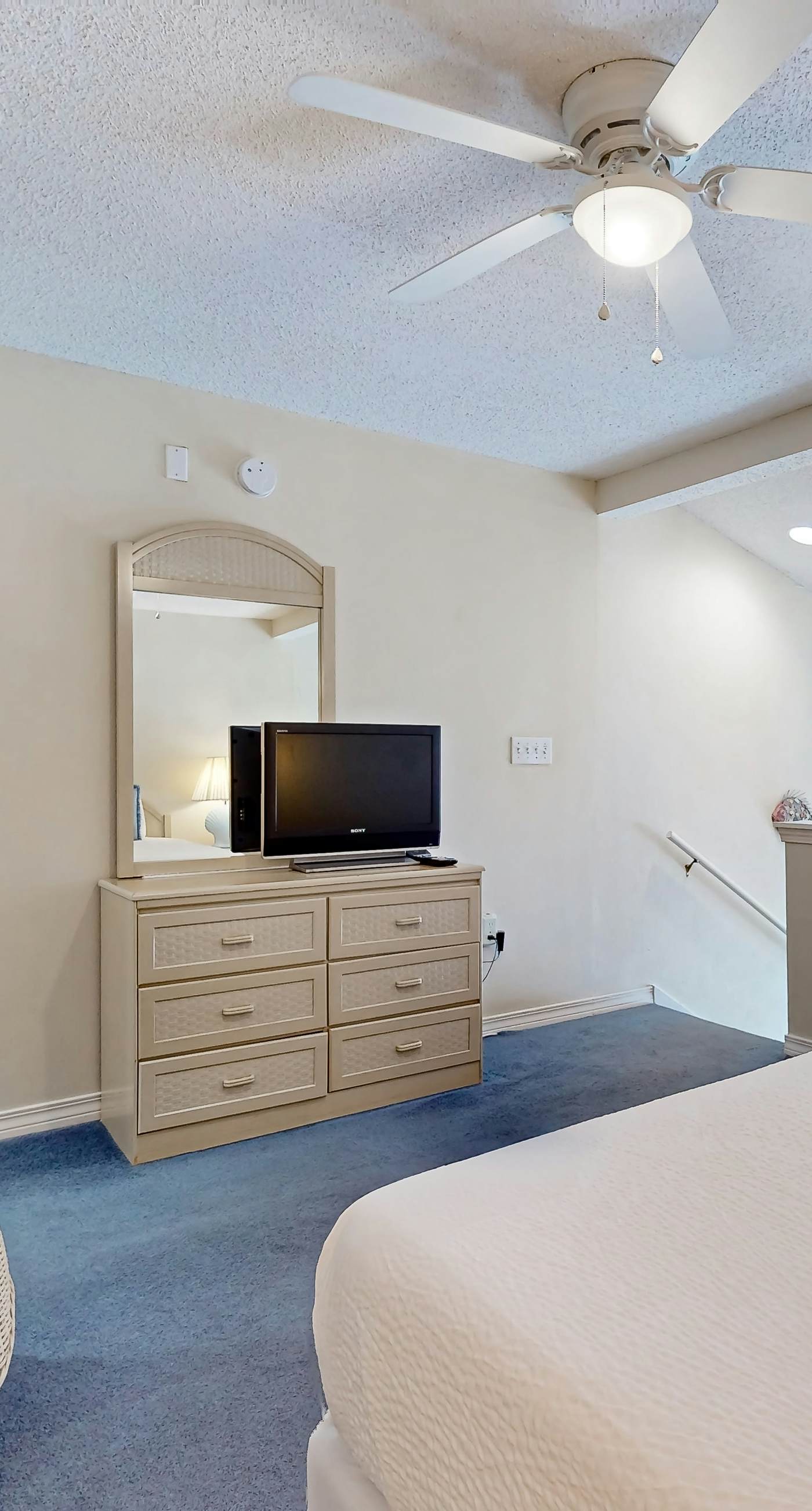 Gulf-front condo with complimentary beach equipment - near shops & dining