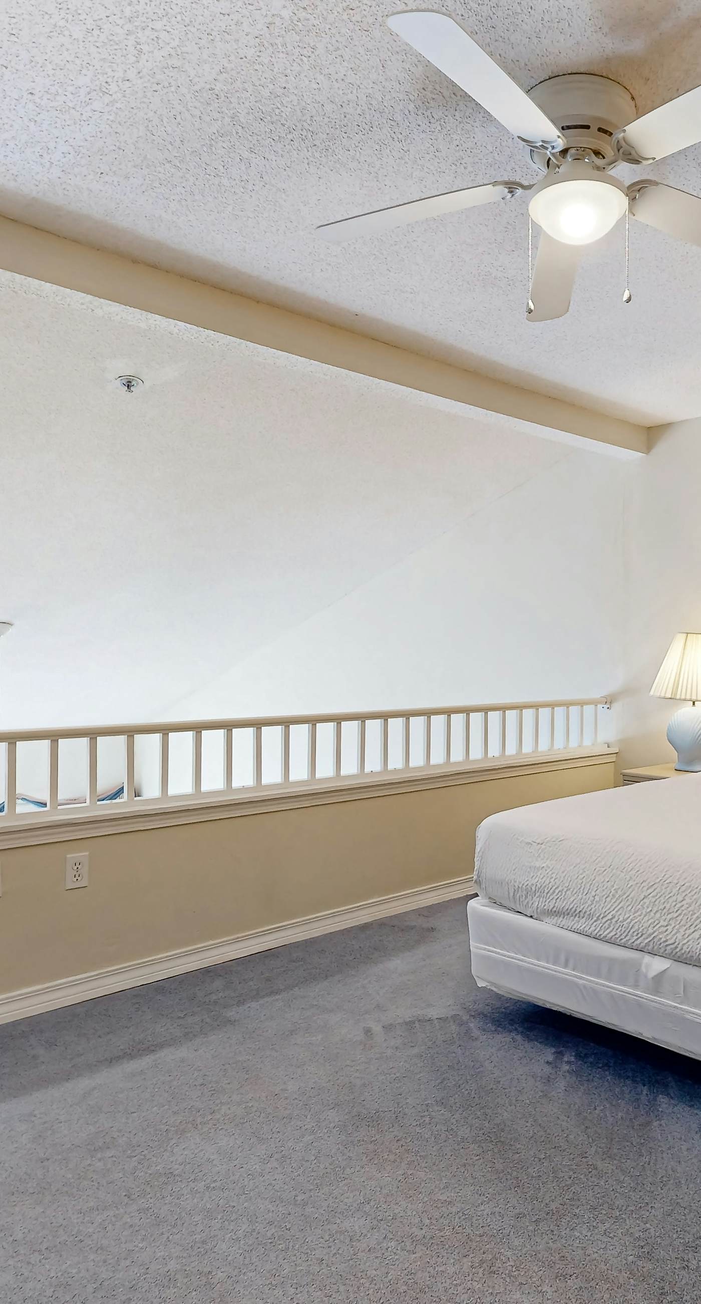 Gulf-front condo with complimentary beach equipment - near shops & dining