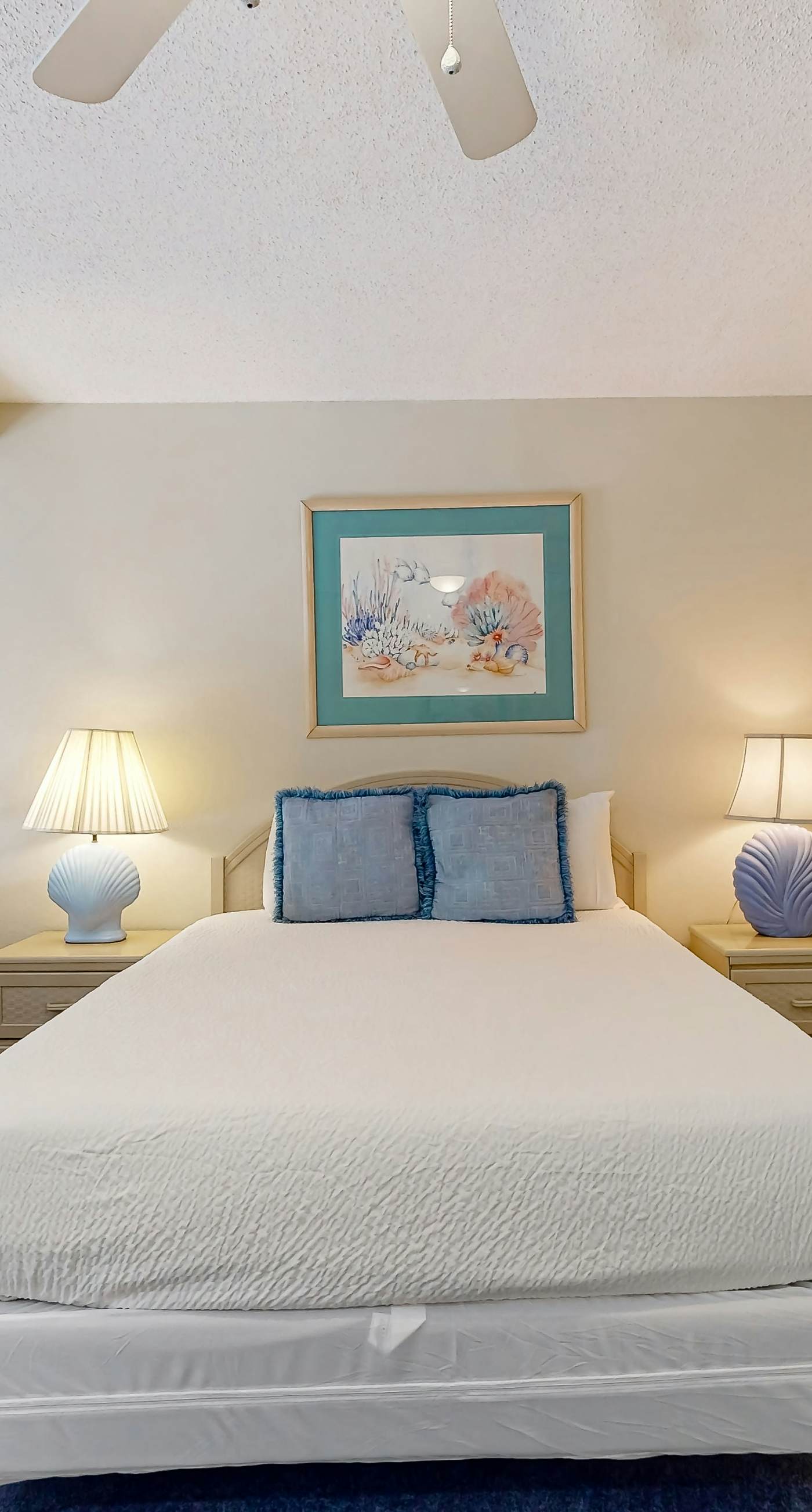 Gulf-front condo with complimentary beach equipment - near shops & dining