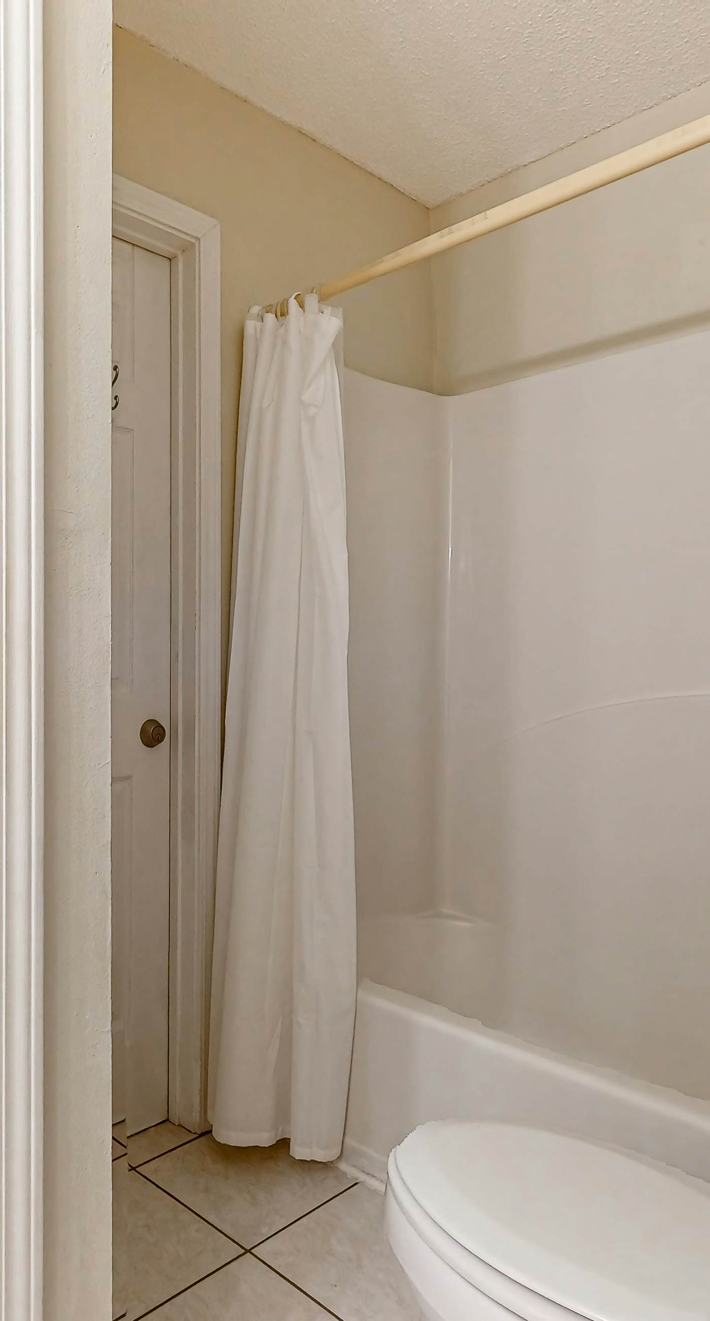 Gulf-front condo with complimentary beach equipment - near shops & dining