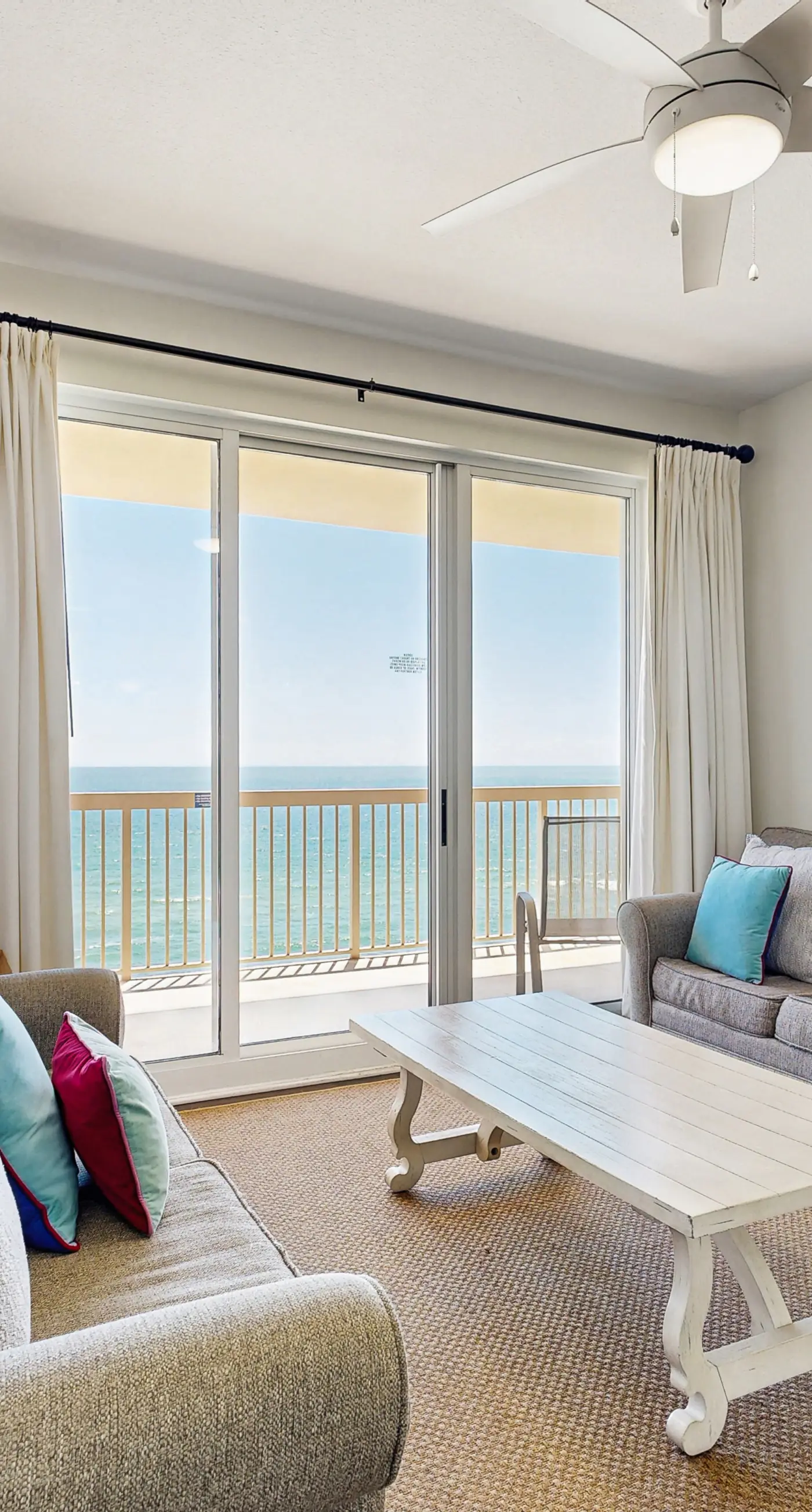 Oceanfront condo with pool, hot tub, splash pad & gym - great location