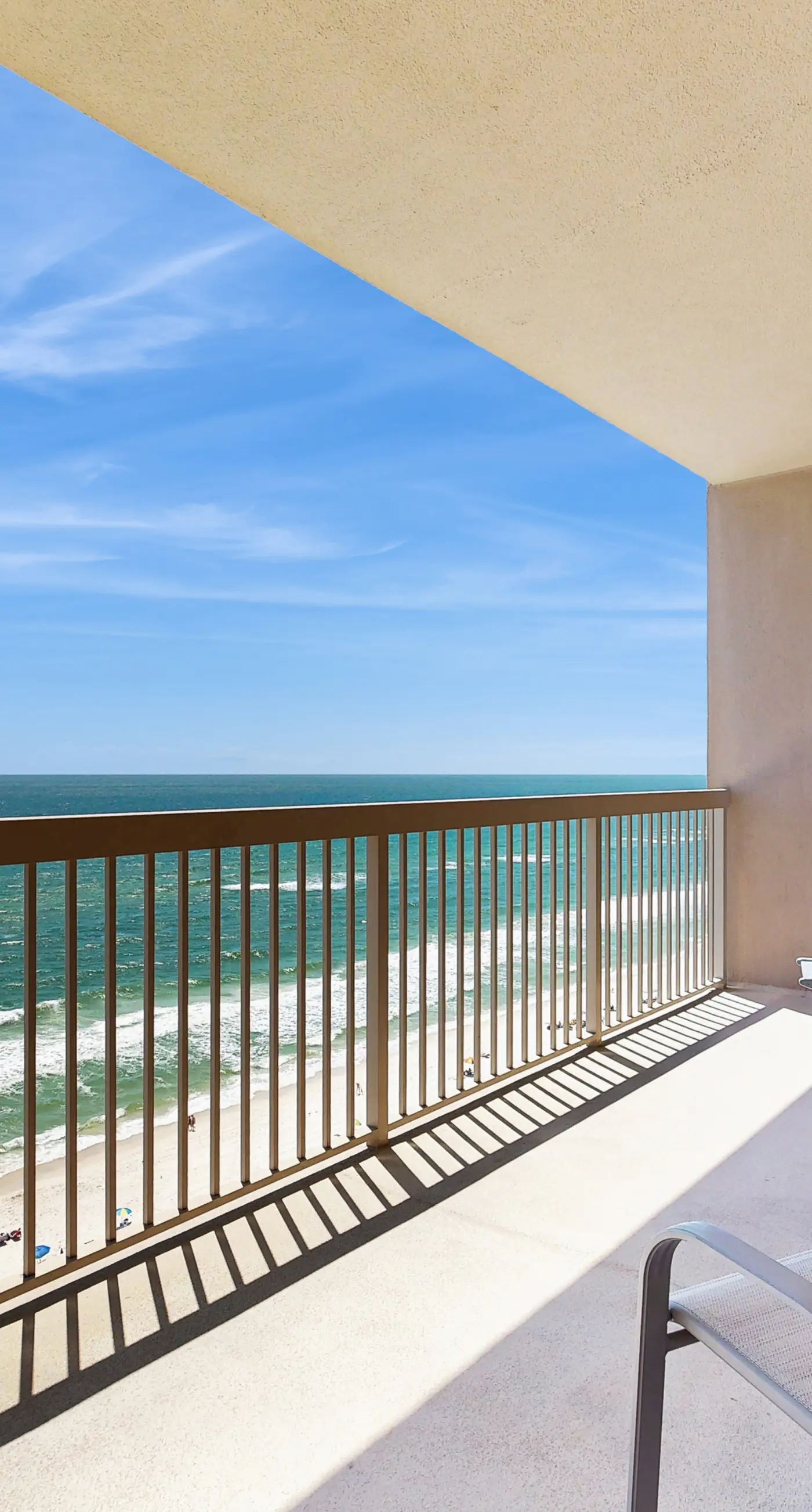 Oceanfront condo with pool, hot tub, splash pad & gym - great location