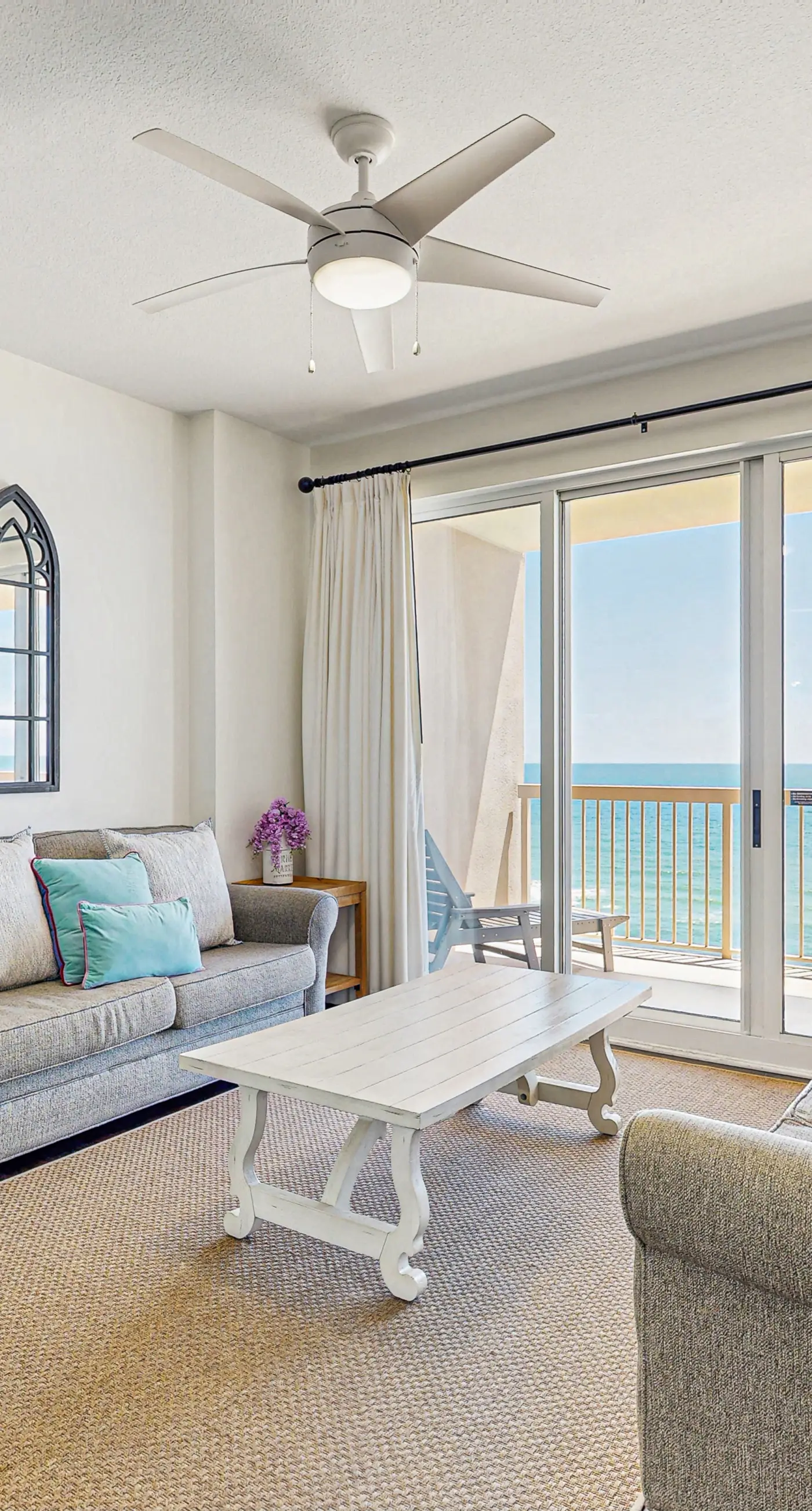 Oceanfront condo with pool, hot tub, splash pad & gym - great location