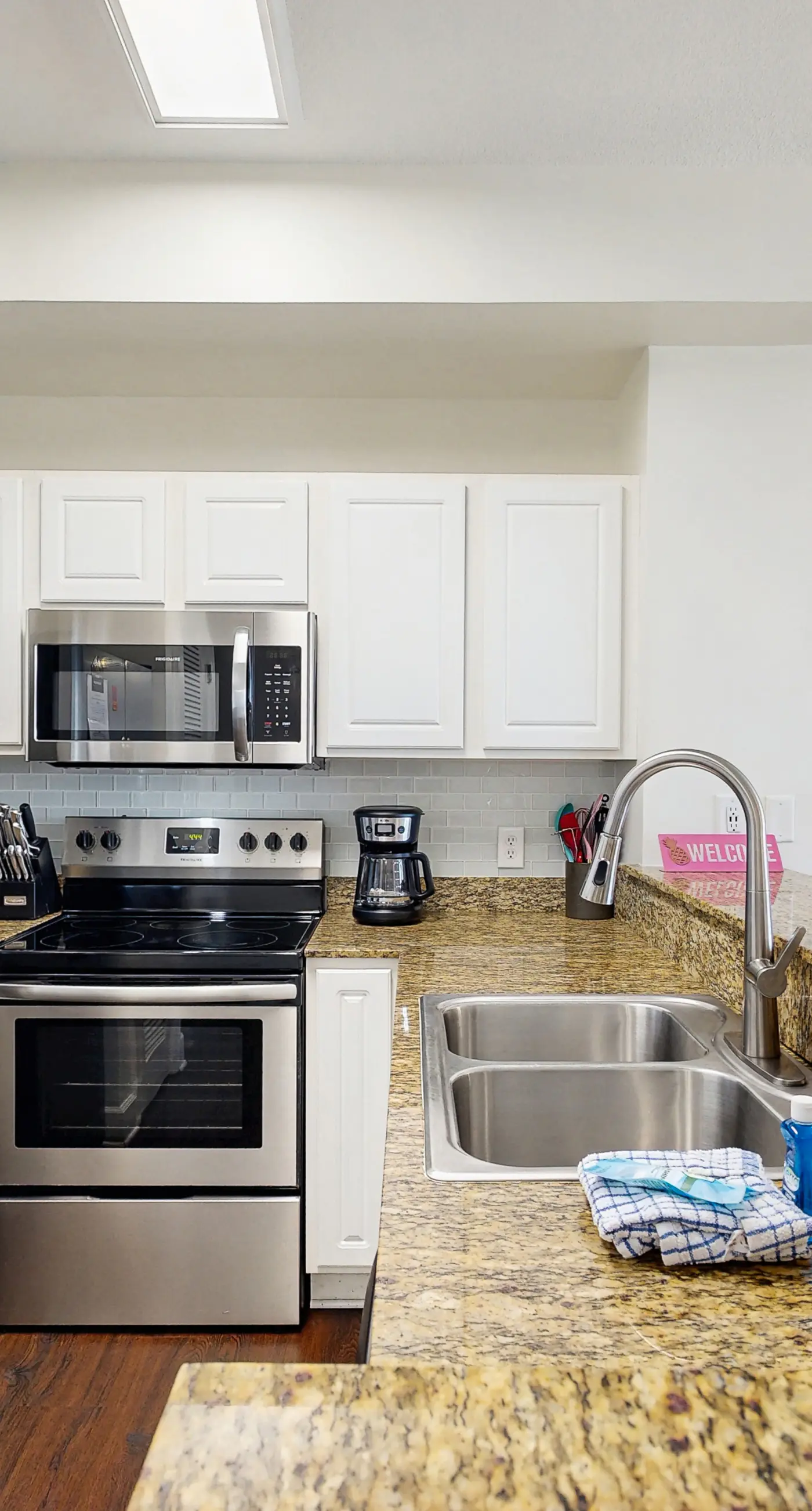 Oceanfront condo with pool, hot tub, splash pad & gym - great location