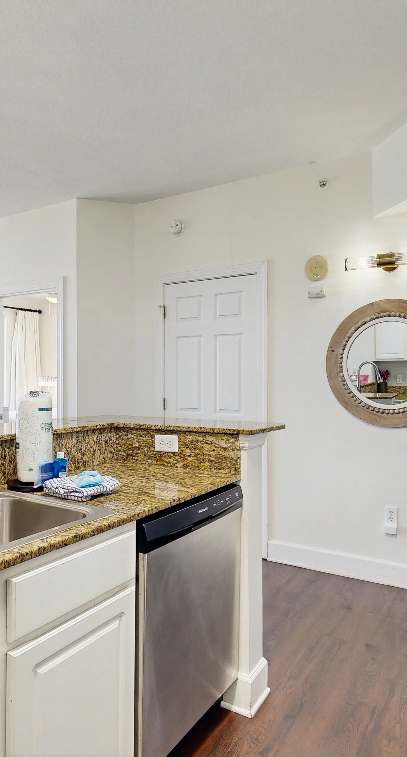 Oceanfront condo with pool, hot tub, splash pad & gym - great location