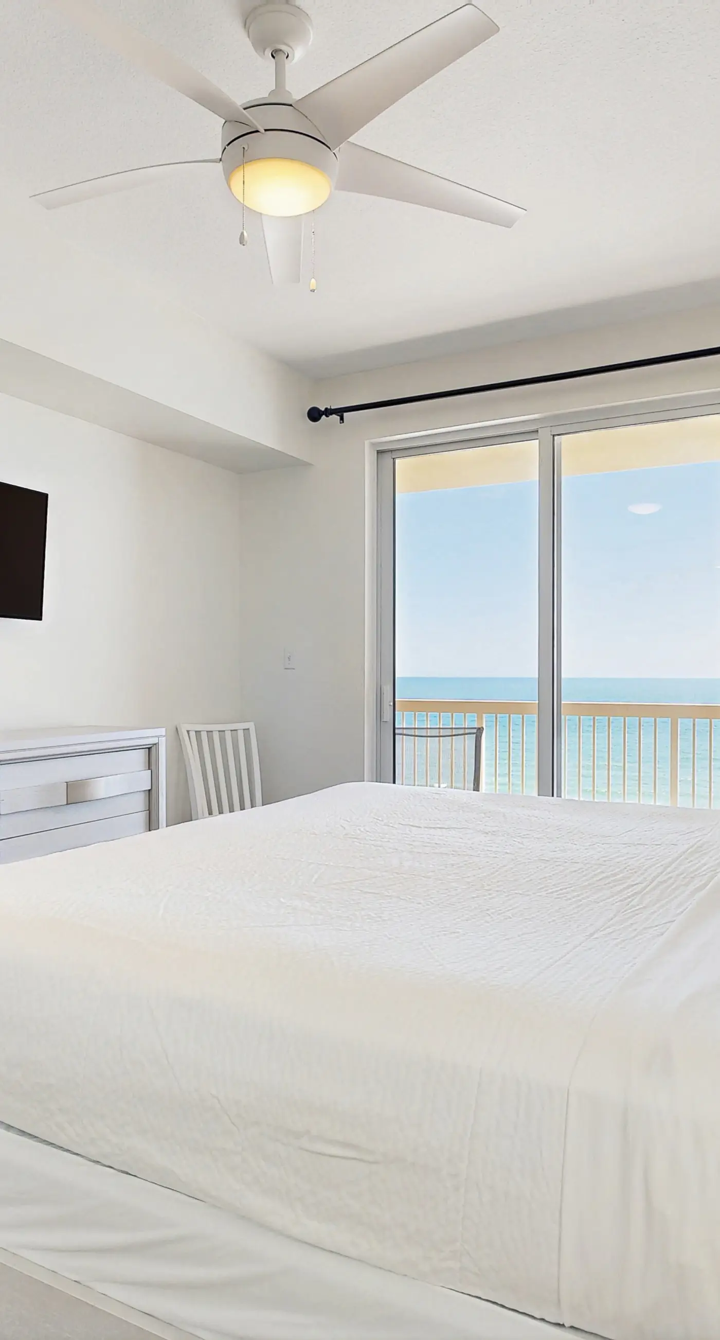 Oceanfront condo with pool, hot tub, splash pad & gym - great location