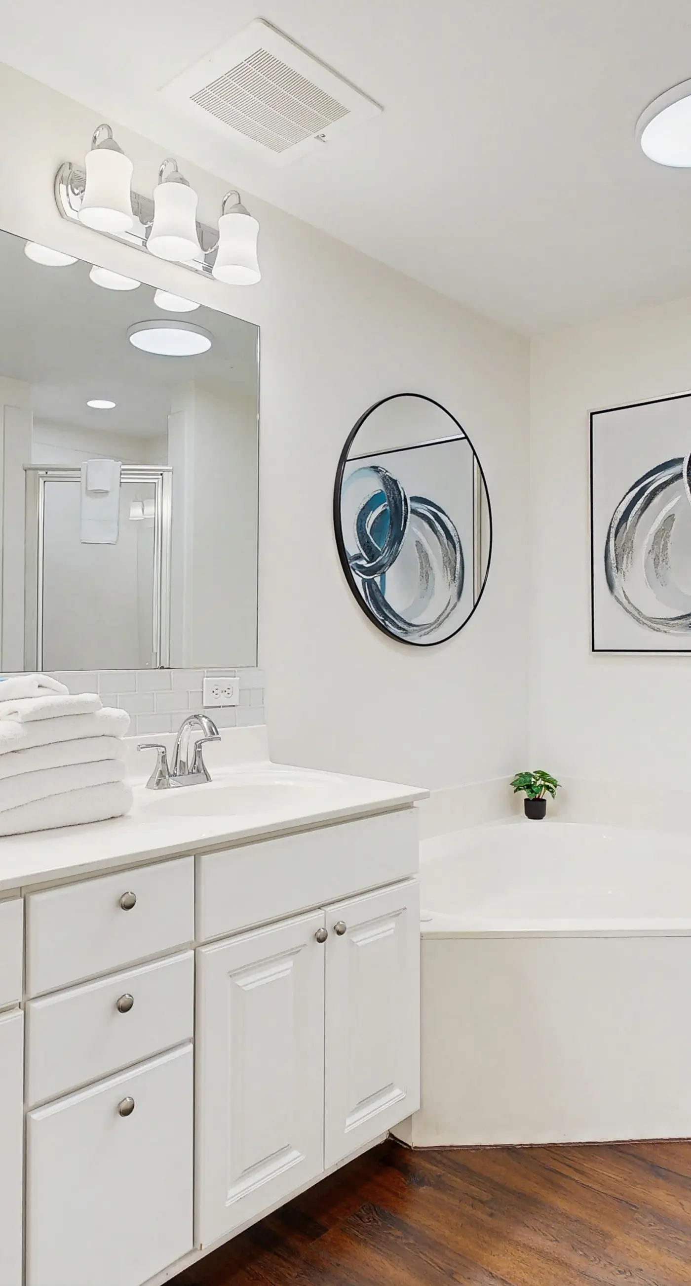 Oceanfront condo with pool, hot tub, splash pad & gym - great location
