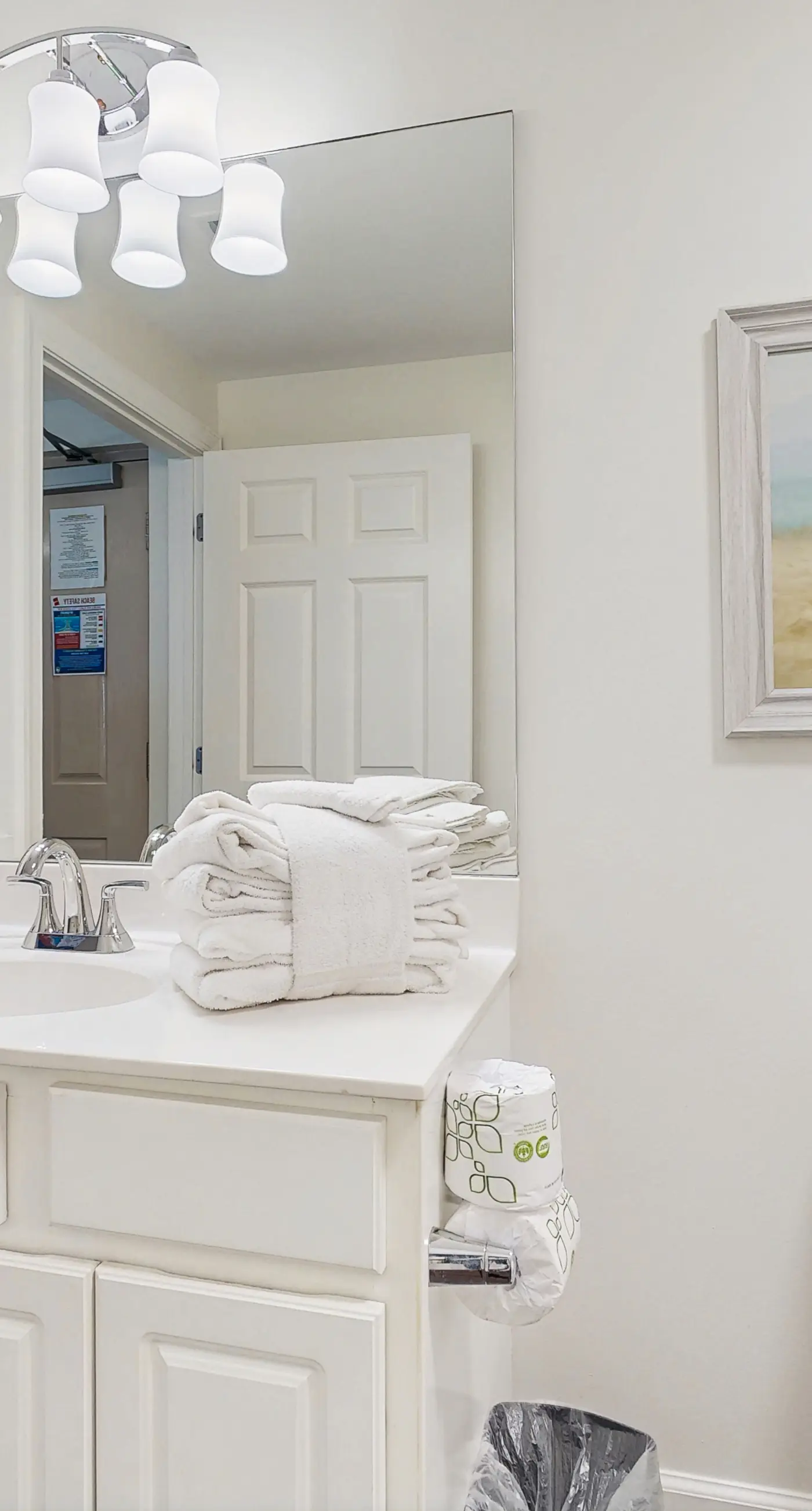 Oceanfront condo with pool, hot tub, splash pad & gym - great location