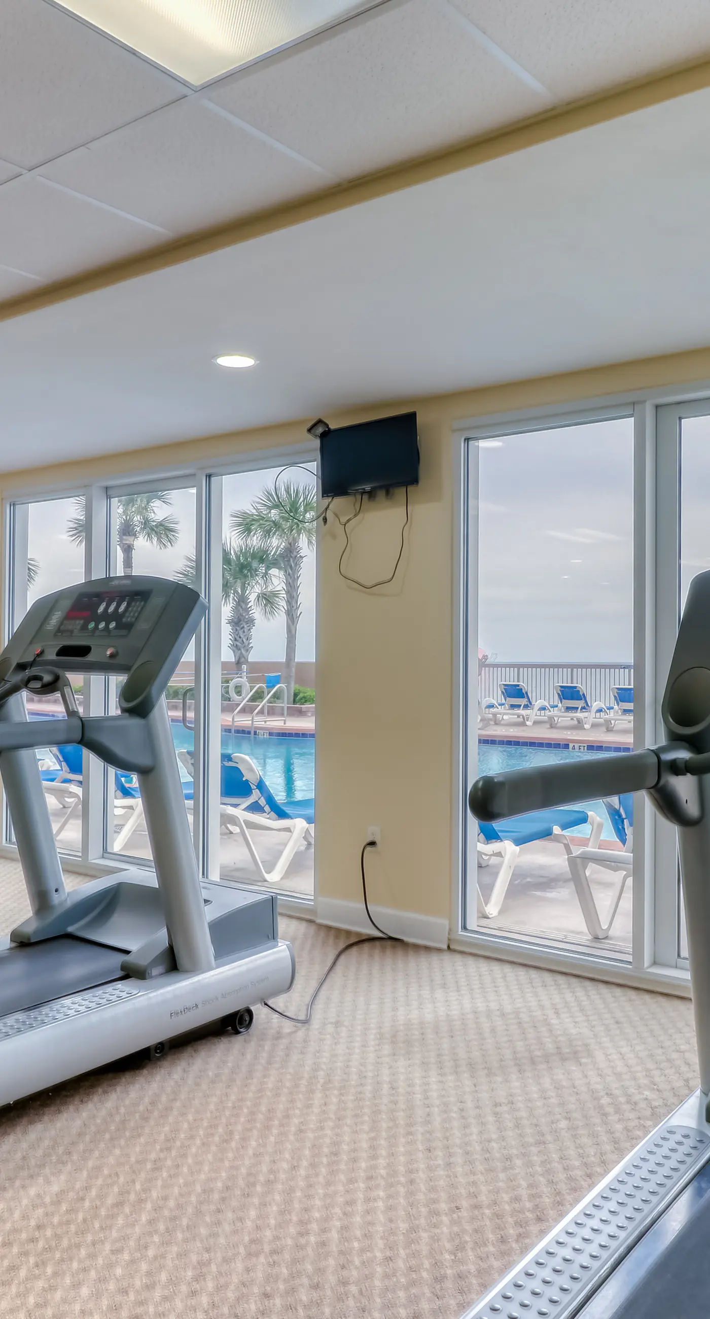 Oceanfront condo with pool, hot tub, splash pad & gym - great location