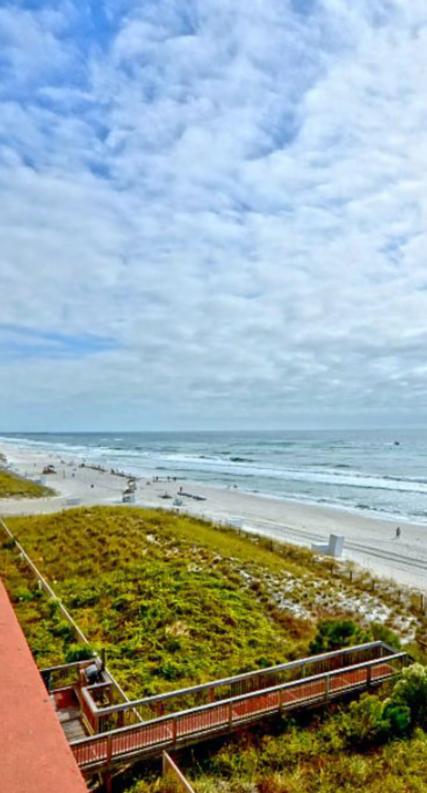 Oceanfront condo with pool, hot tub, splash pad & gym - great location
