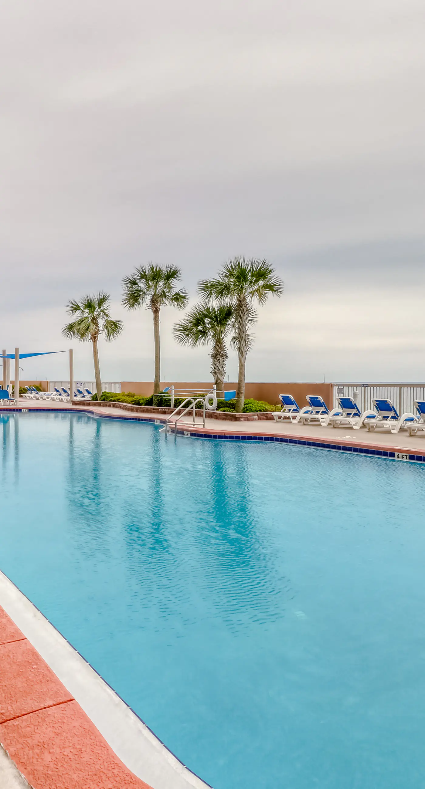 Oceanfront condo with pool, hot tub, splash pad & gym - great location
