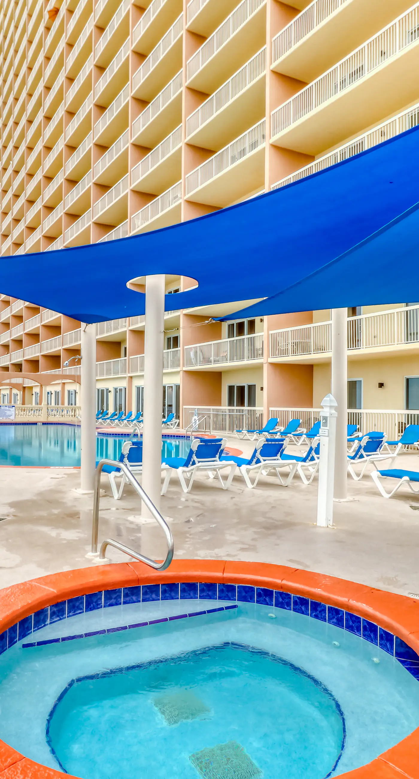 Oceanfront condo with pool, hot tub, splash pad & gym - great location