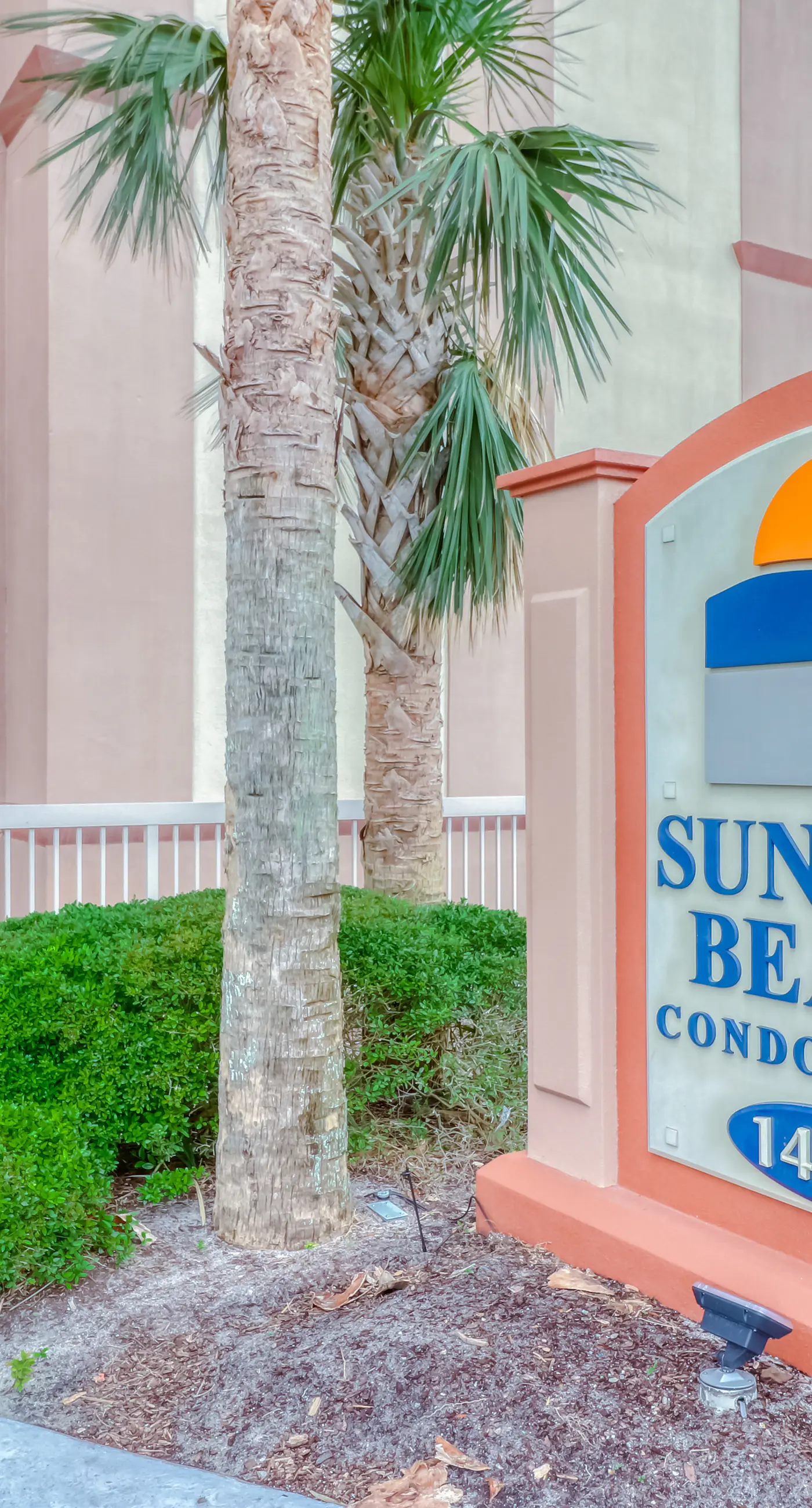 Oceanfront condo with pool, hot tub, splash pad & gym - great location