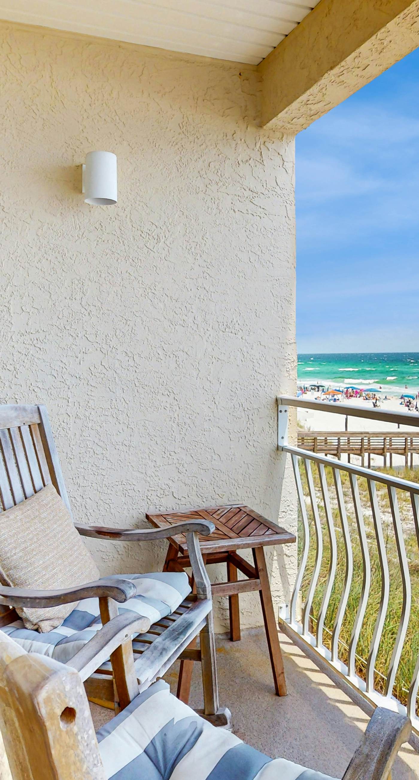 Gorgeous 2nd Floor Condo in Heart of Destin Gulf Front, Pool, Beach Boardwalk
