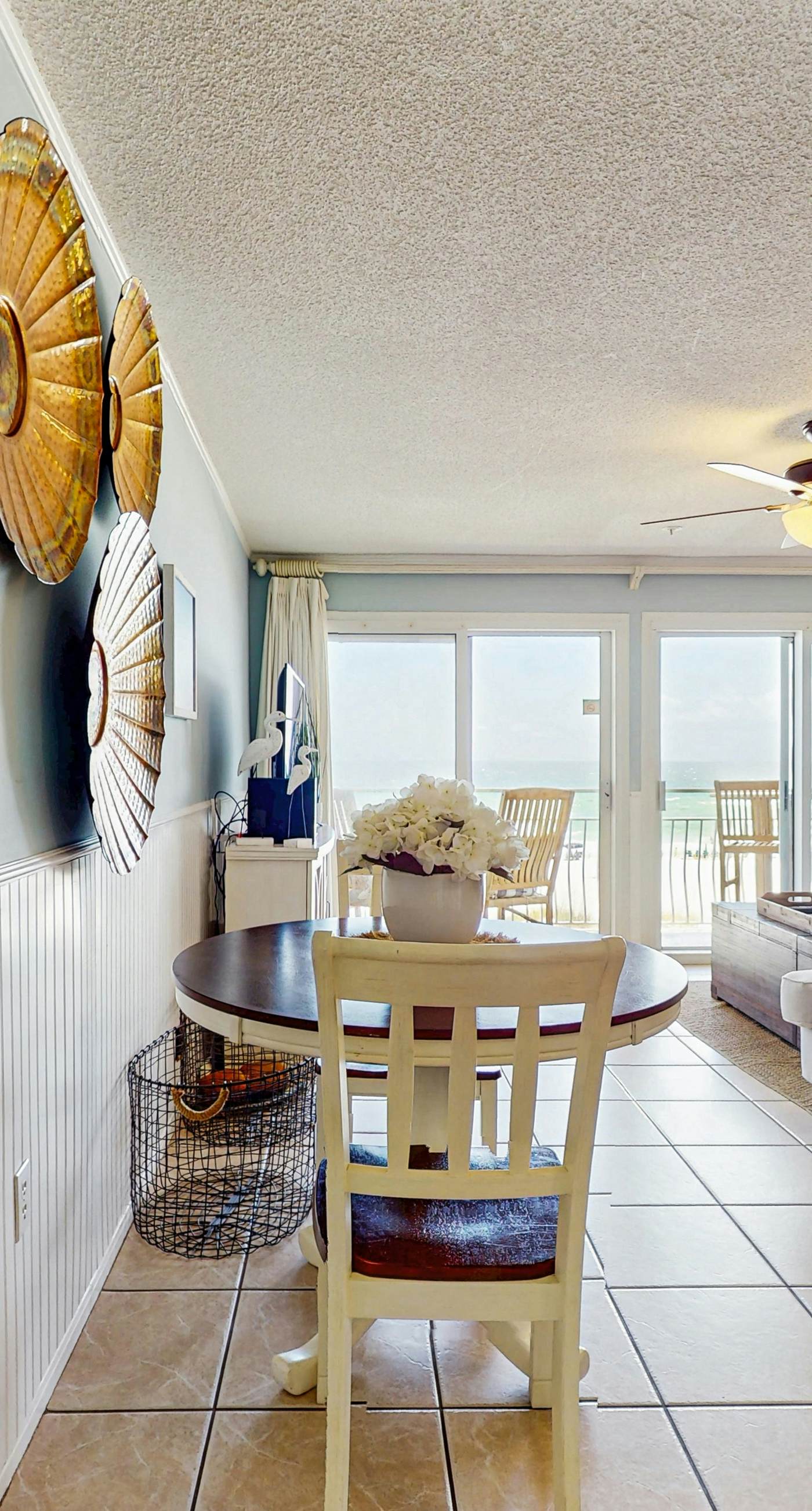 Gorgeous 2nd Floor Condo in Heart of Destin Gulf Front, Pool, Beach Boardwalk