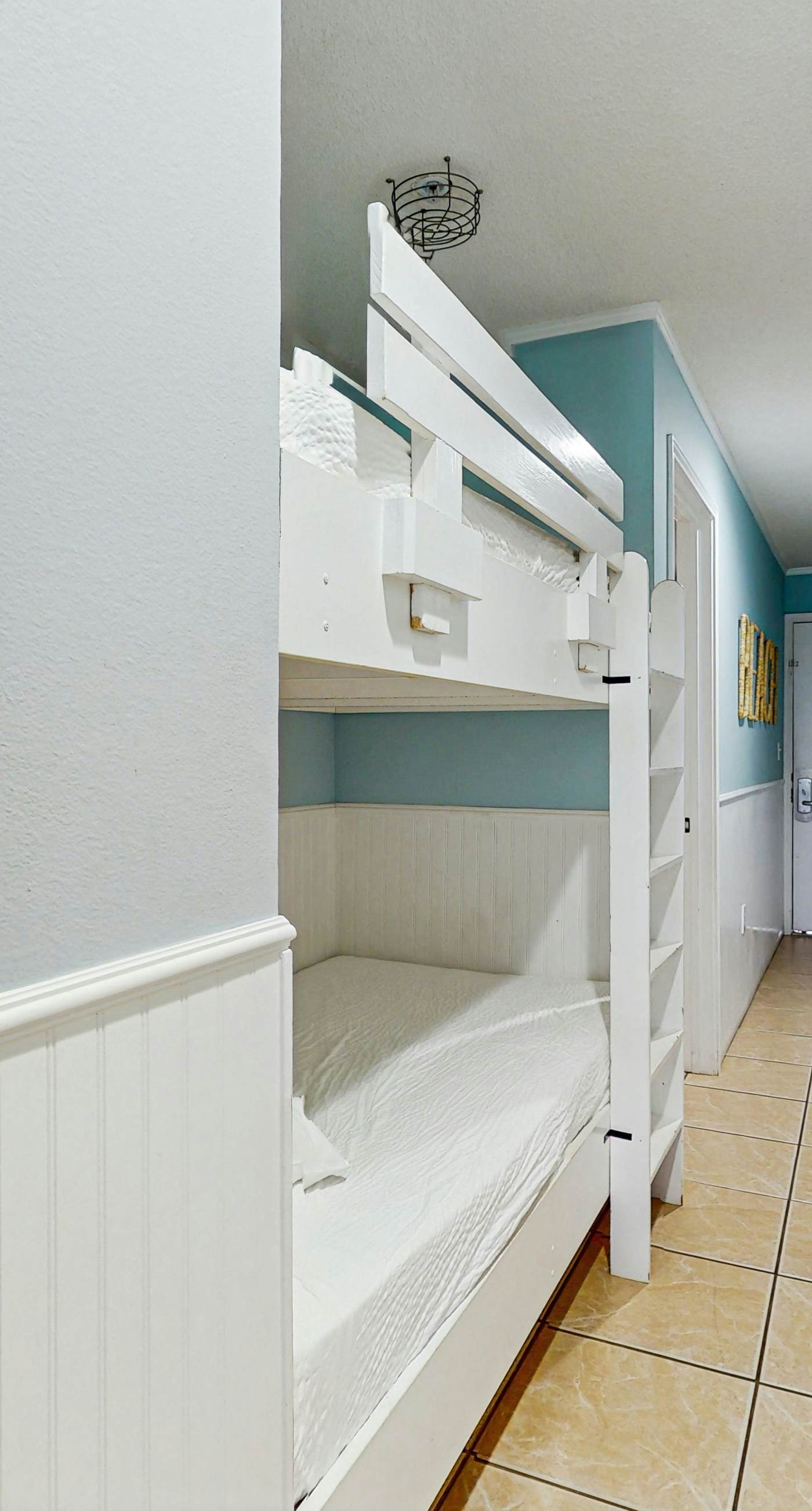 Gorgeous 2nd Floor Condo in Heart of Destin Gulf Front, Pool, Beach Boardwalk