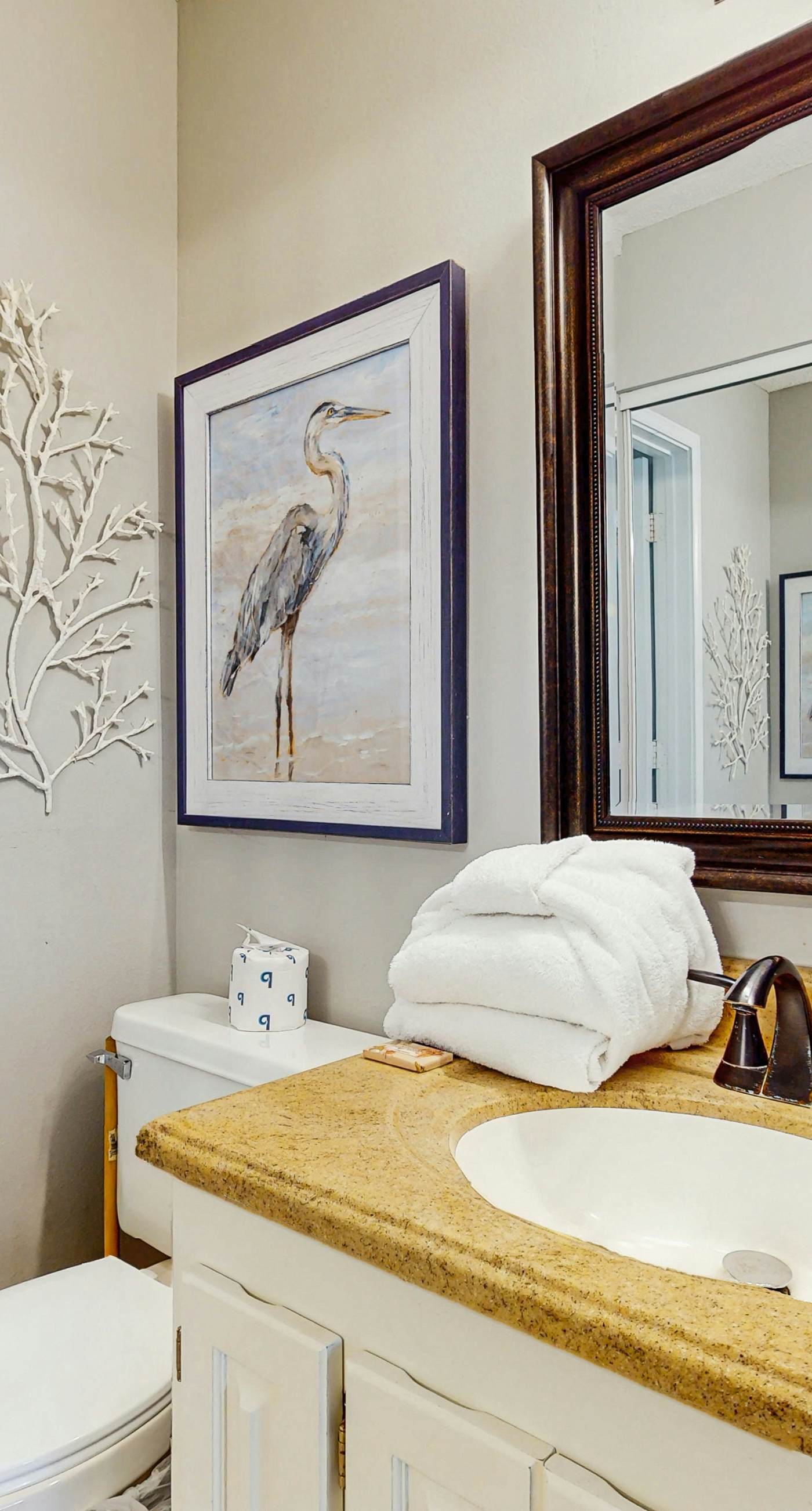 Gorgeous 2nd Floor Condo in Heart of Destin Gulf Front, Pool, Beach Boardwalk