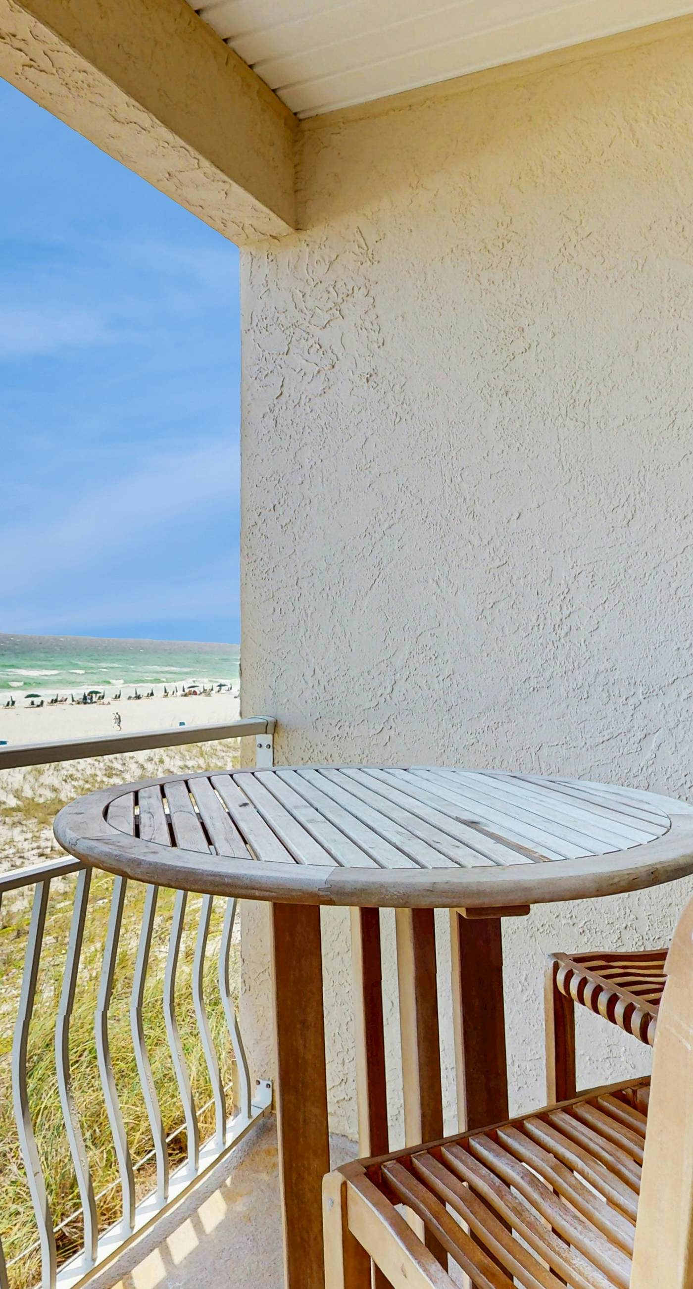 Gorgeous 2nd Floor Condo in Heart of Destin Gulf Front, Pool, Beach Boardwalk