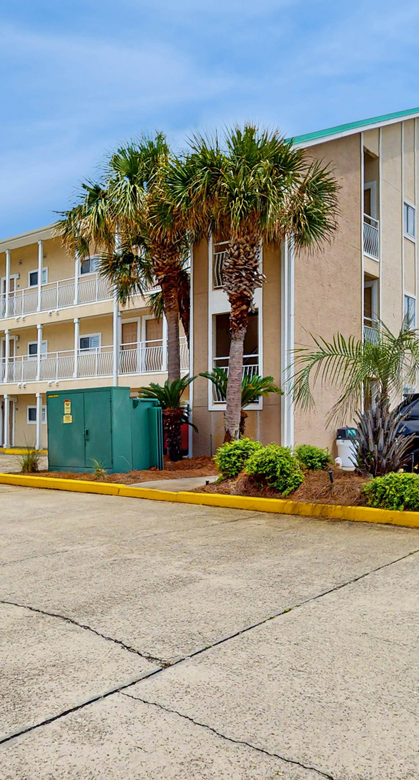 Gorgeous 2nd Floor Condo in Heart of Destin Gulf Front, Pool, Beach Boardwalk