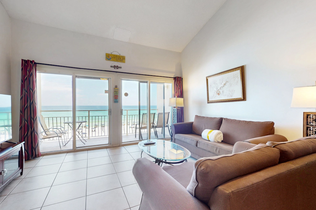 Wonderful condo with Gulf view, grill, pools & beach access