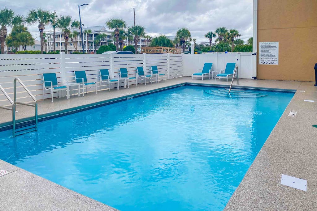 Wonderful condo with Gulf view, grill, pools & beach access