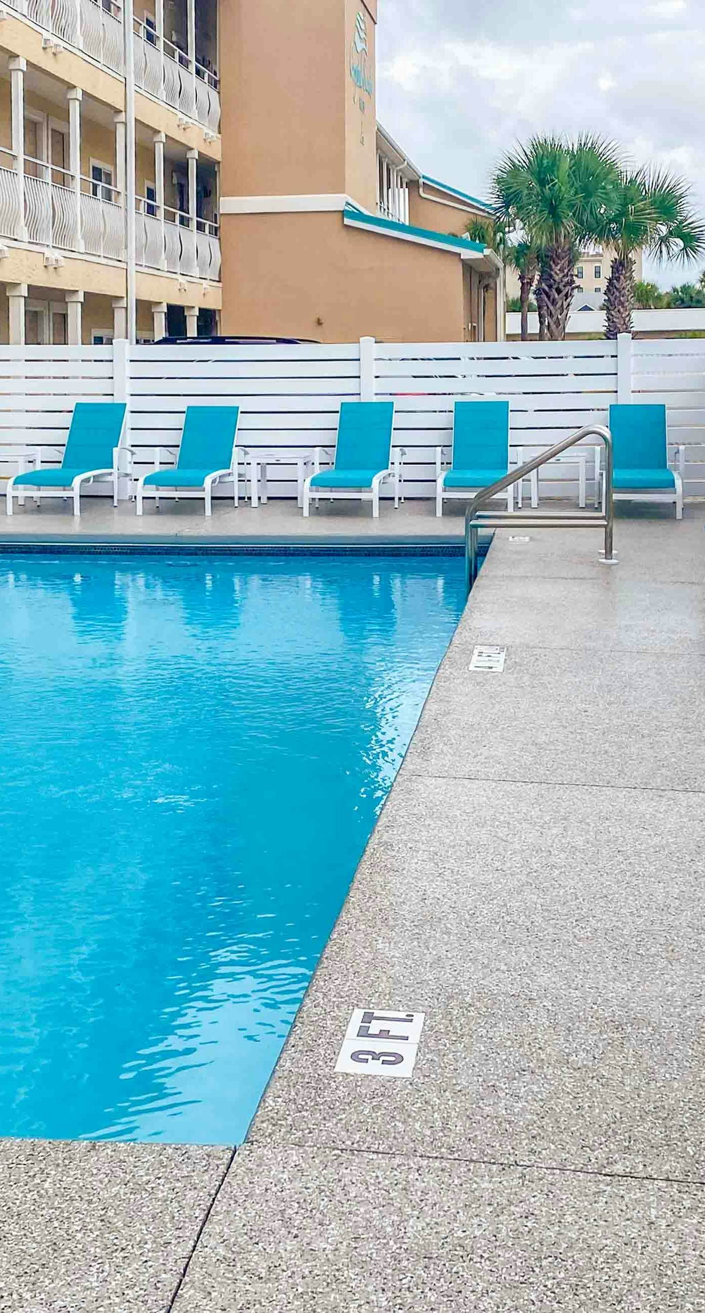 Wonderful condo with Gulf view, grill, pools & beach access