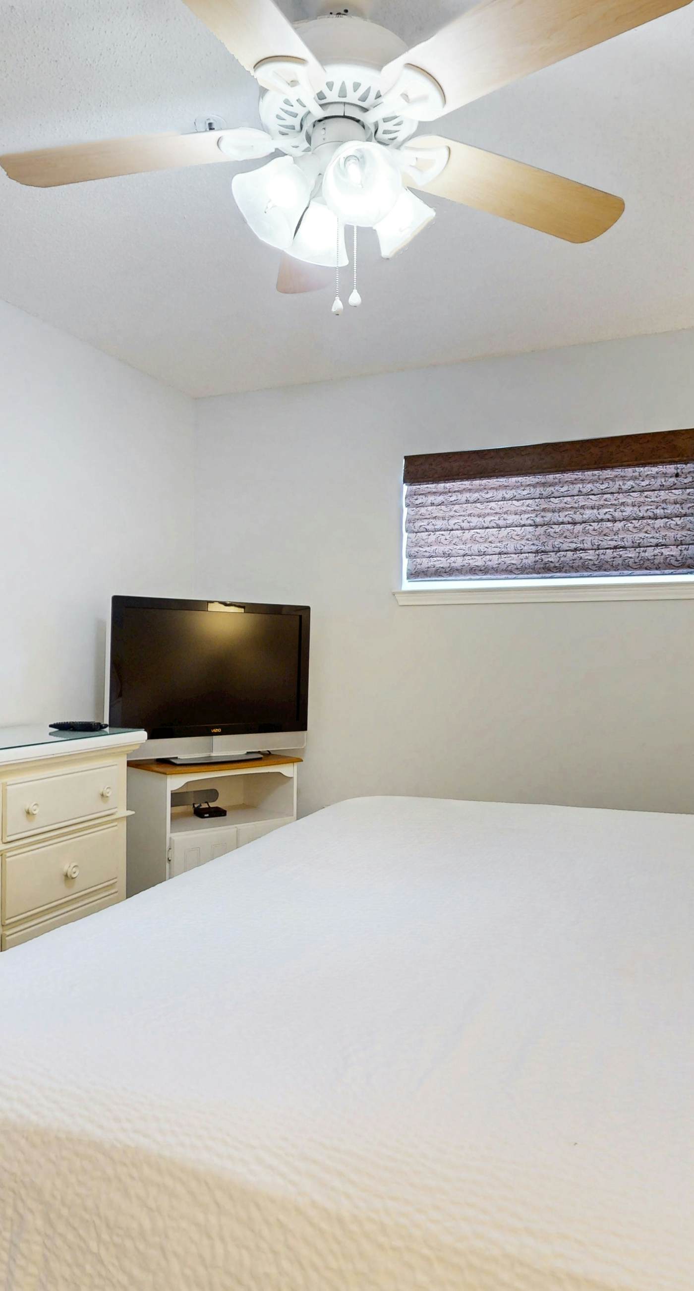 Wonderful condo with Gulf view, grill, pools & beach access