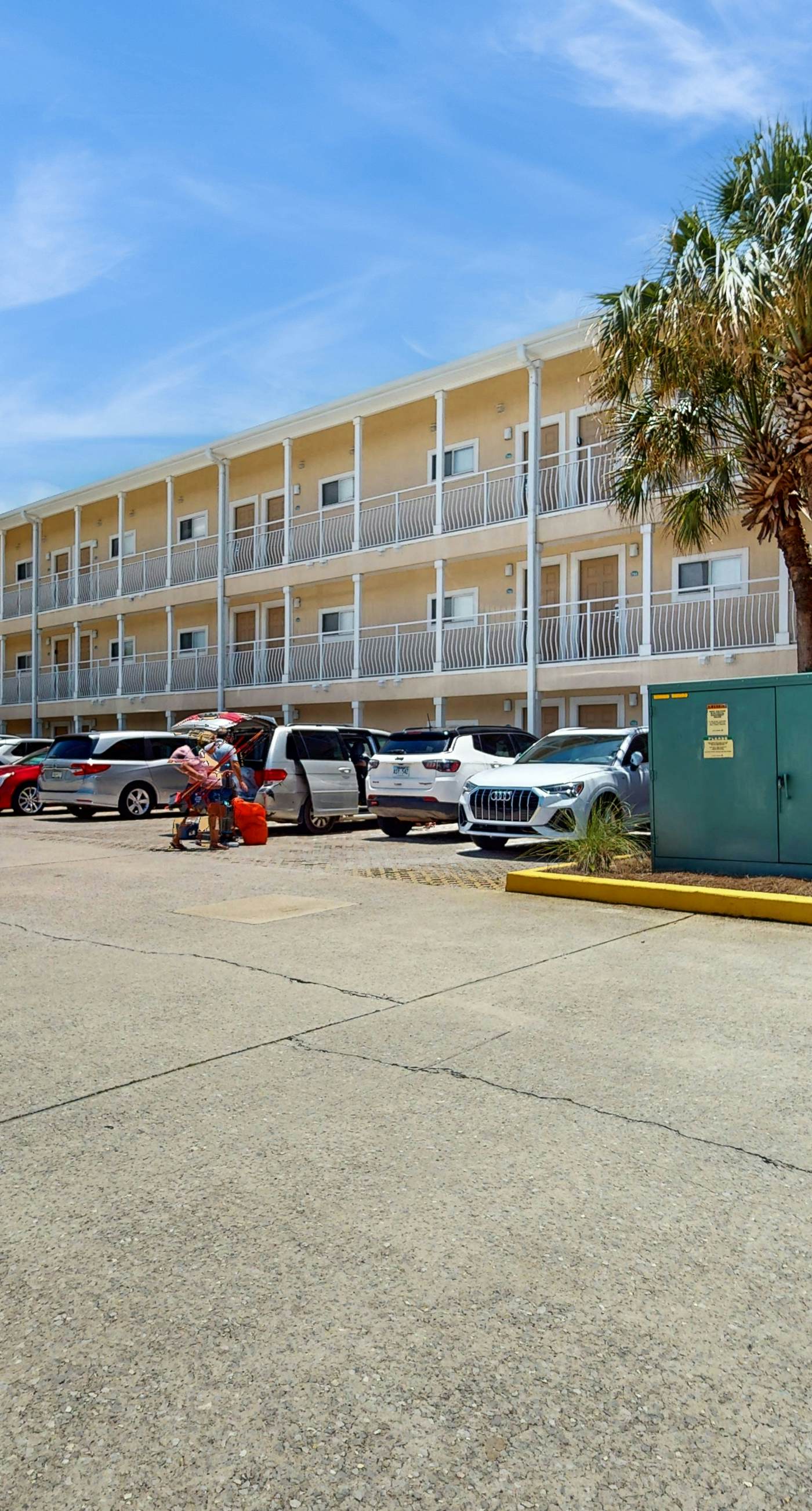 Wonderful condo with Gulf view, grill, pools & beach access