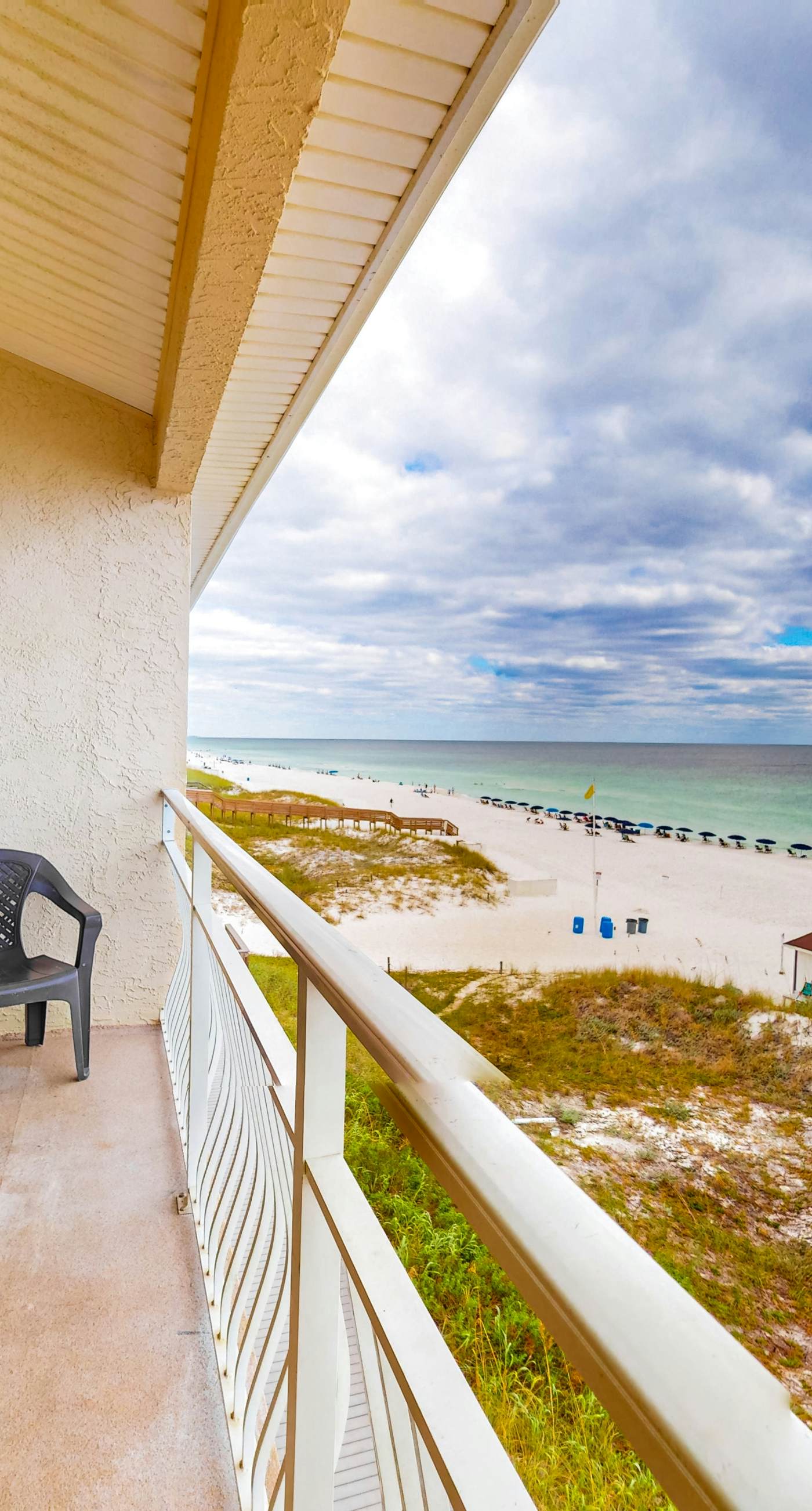 Oceanfront condo with AC, WiFi, pool & seasonal beach service