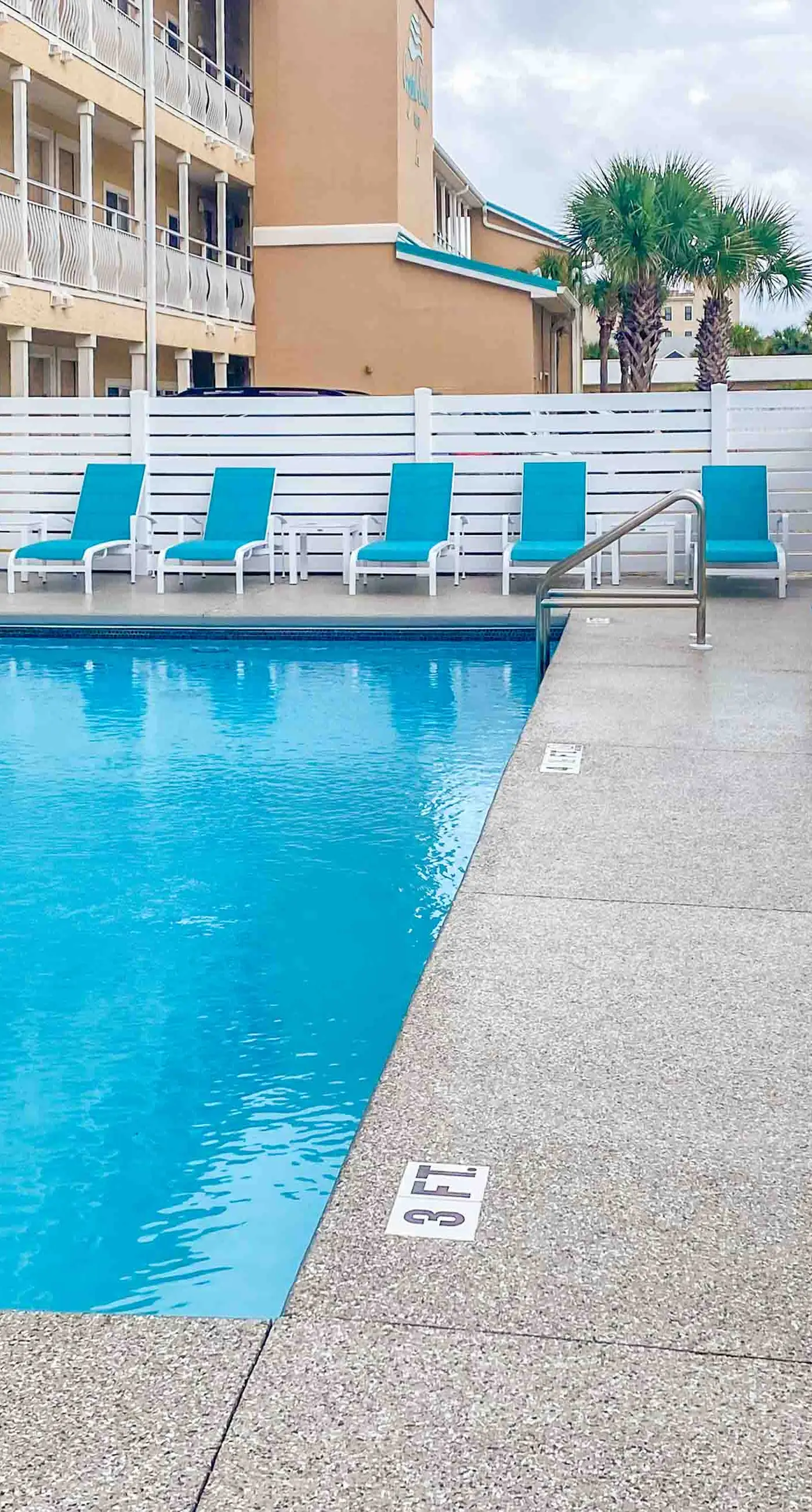 Oceanfront condo with AC, WiFi, pool & seasonal beach service