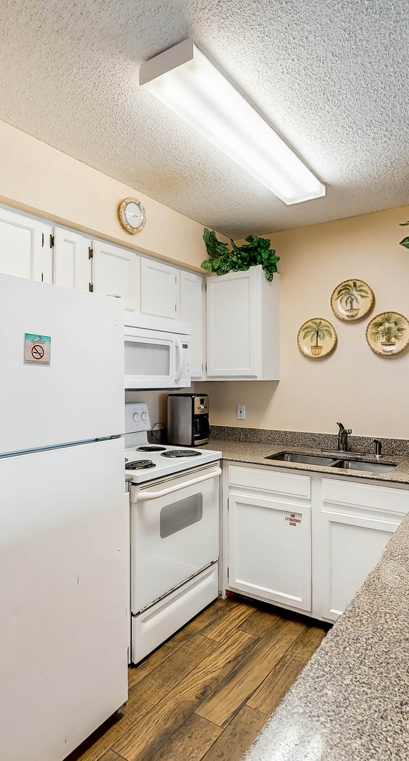 Oceanfront condo with AC, WiFi, pool & seasonal beach service