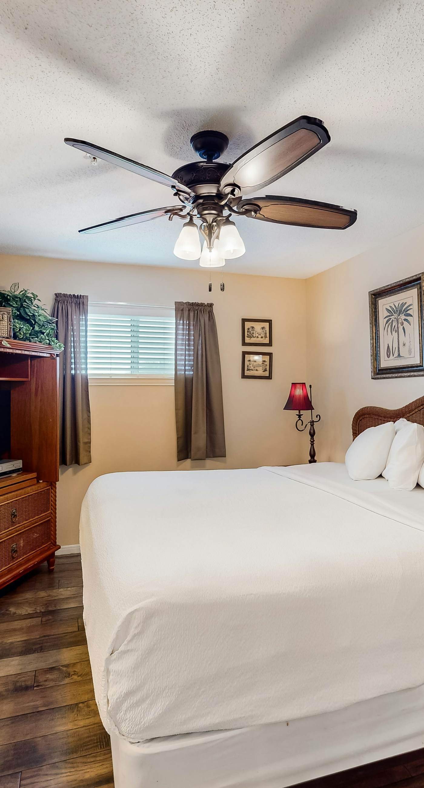 Oceanfront condo with AC, WiFi, pool & seasonal beach service