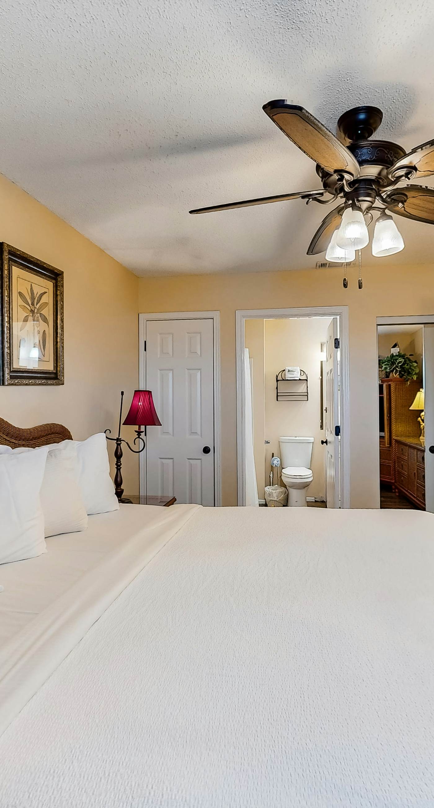 Oceanfront condo with AC, WiFi, pool & seasonal beach service