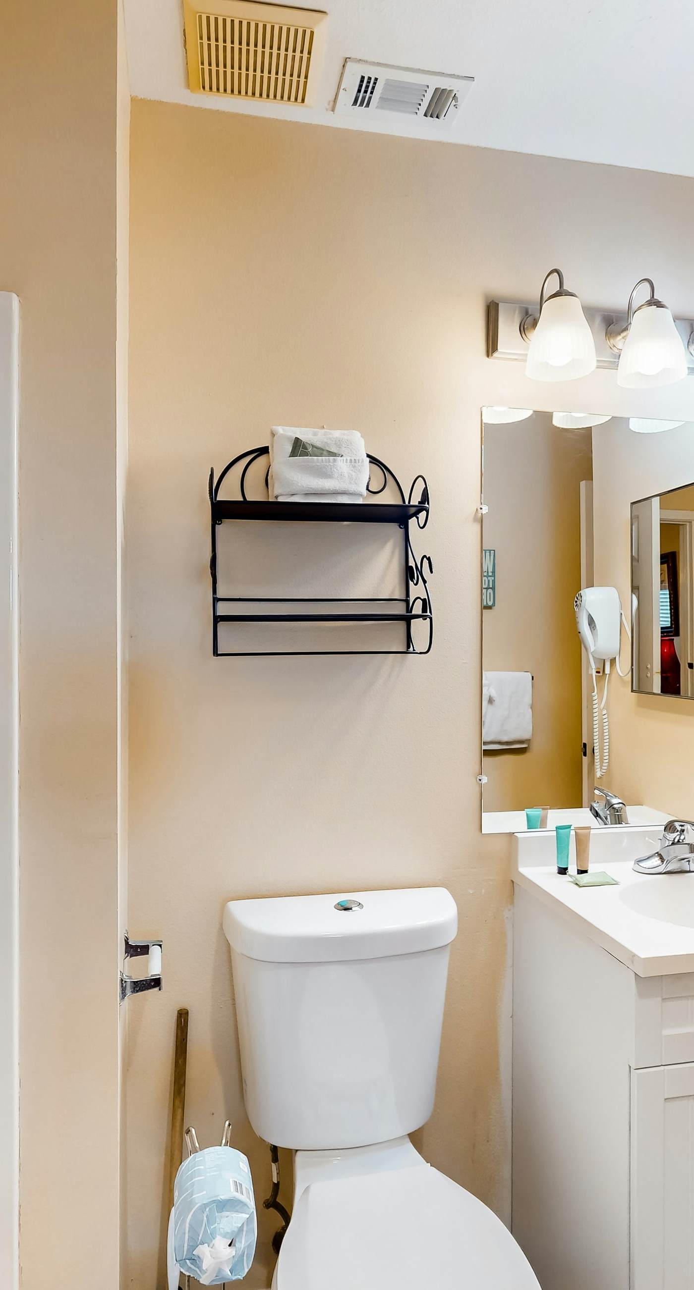 Oceanfront condo with AC, WiFi, pool & seasonal beach service