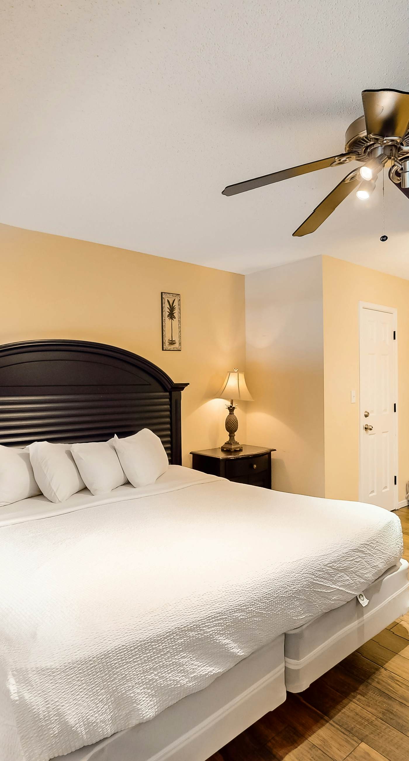 Oceanfront condo with AC, WiFi, pool & seasonal beach service