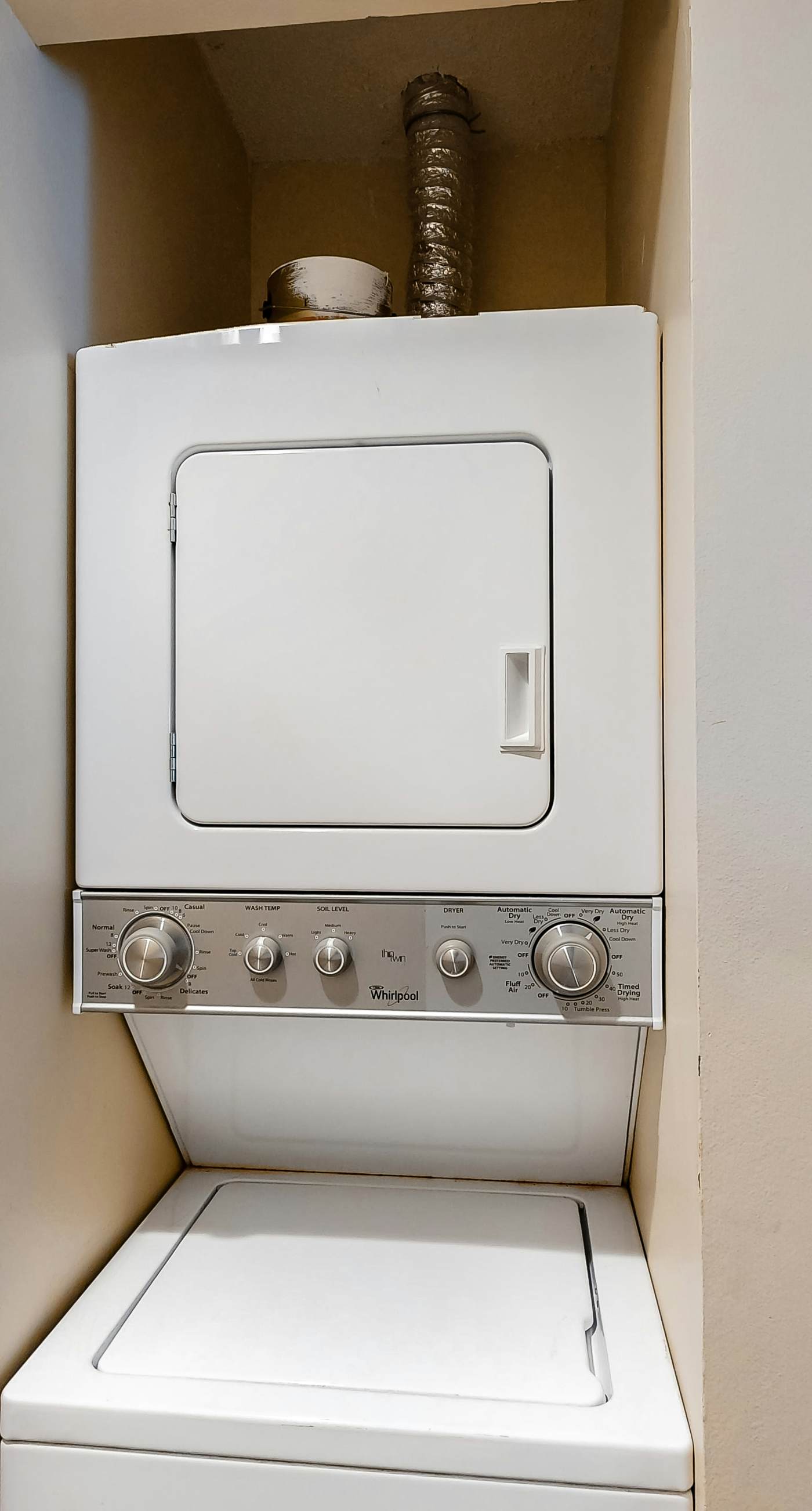 Oceanfront condo with AC, WiFi, pool & seasonal beach service