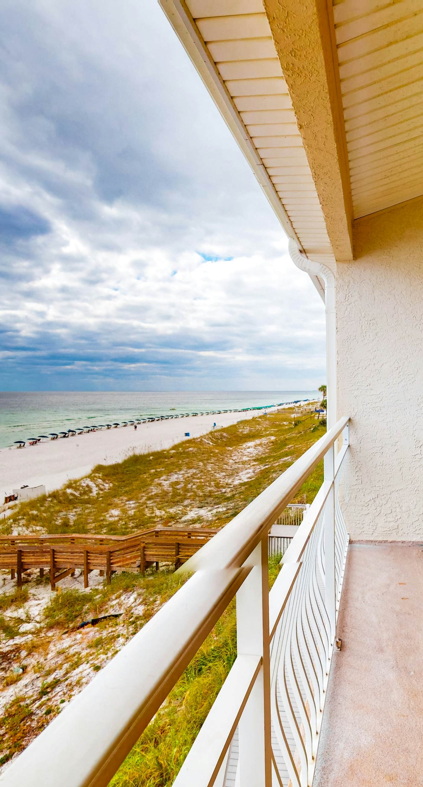 Oceanfront condo with AC, WiFi, pool & seasonal beach service