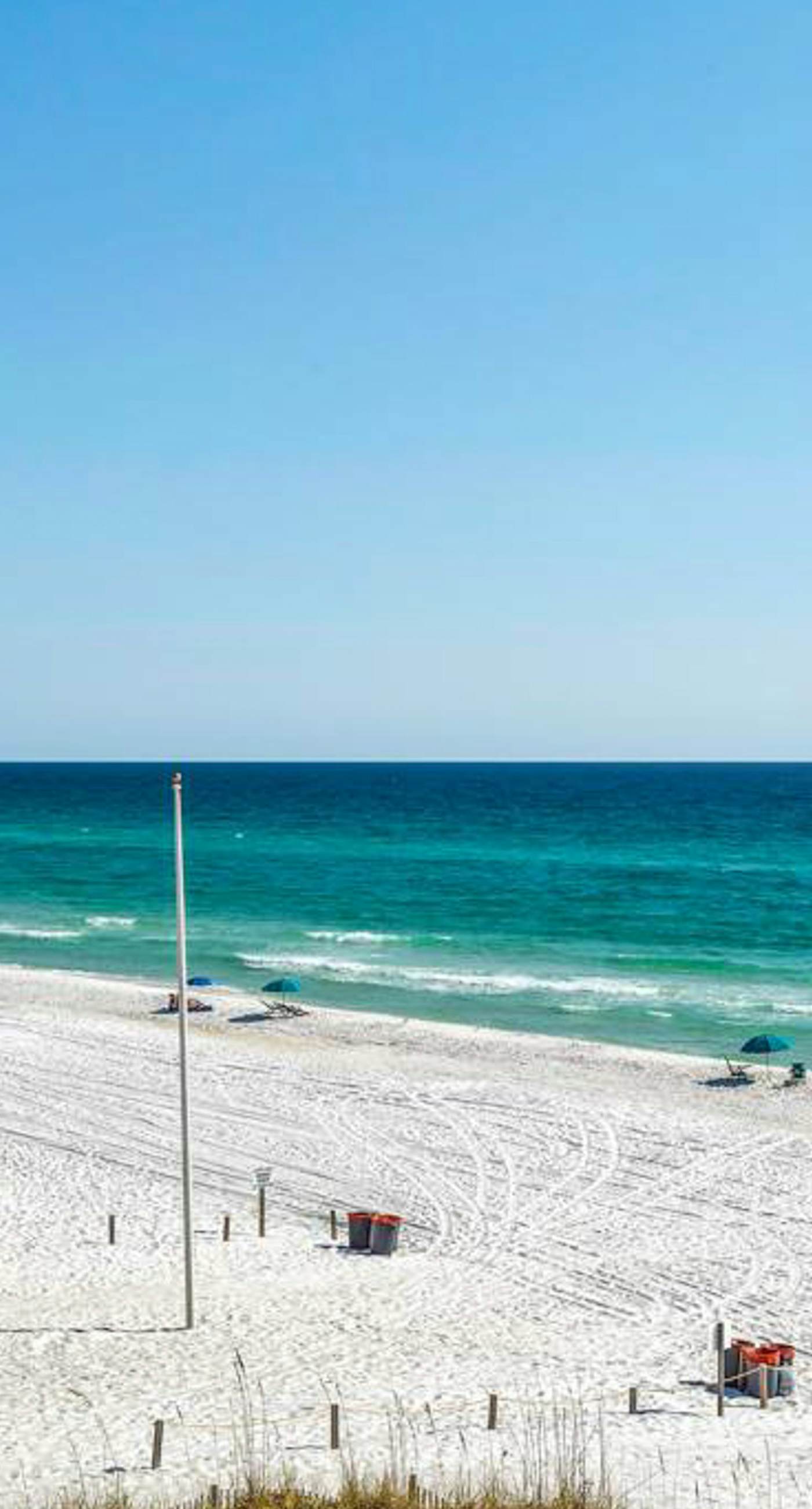 Oceanfront condo with AC, WiFi, pool & seasonal beach service