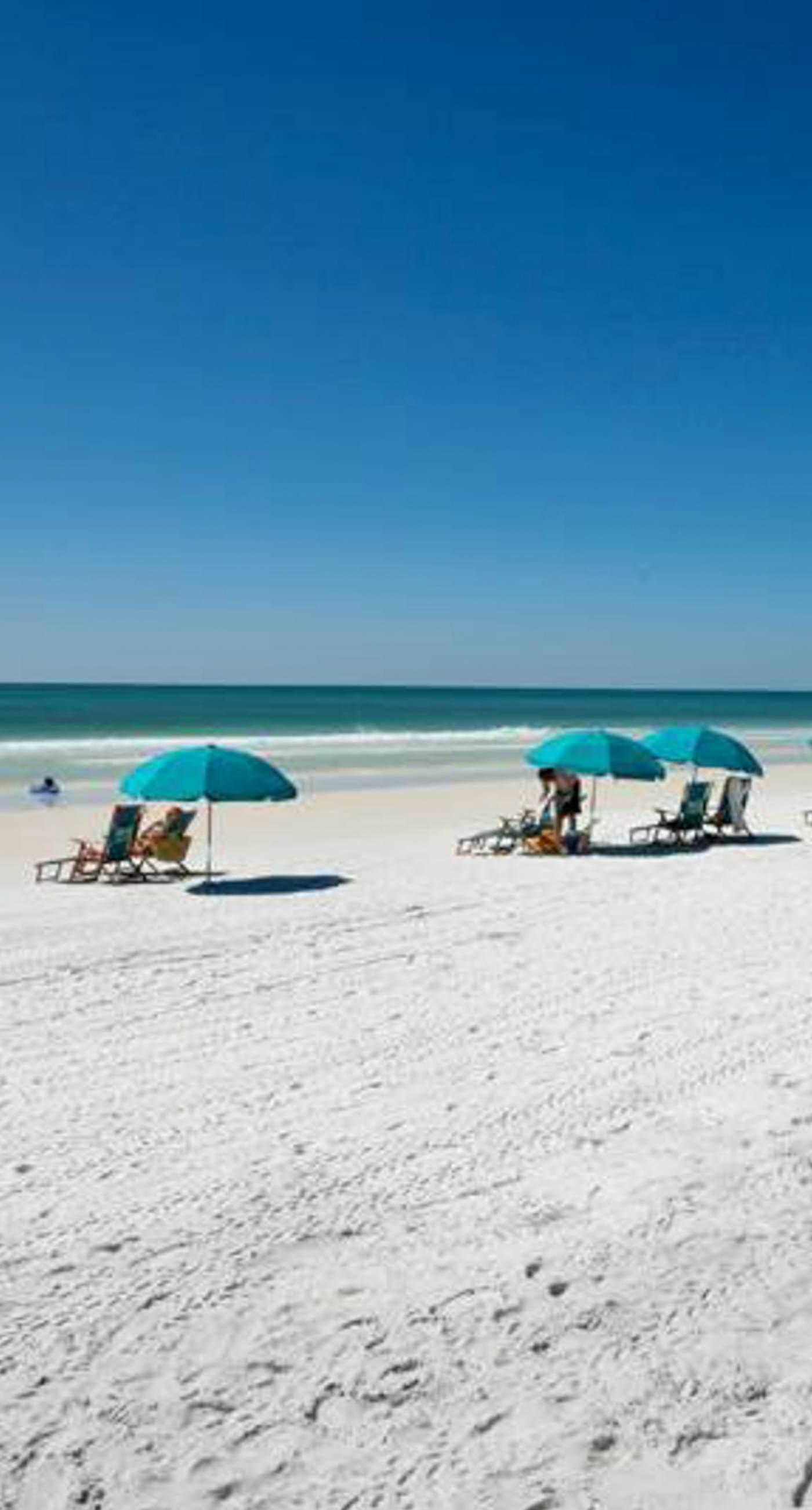 Oceanfront condo with AC, WiFi, pool & seasonal beach service