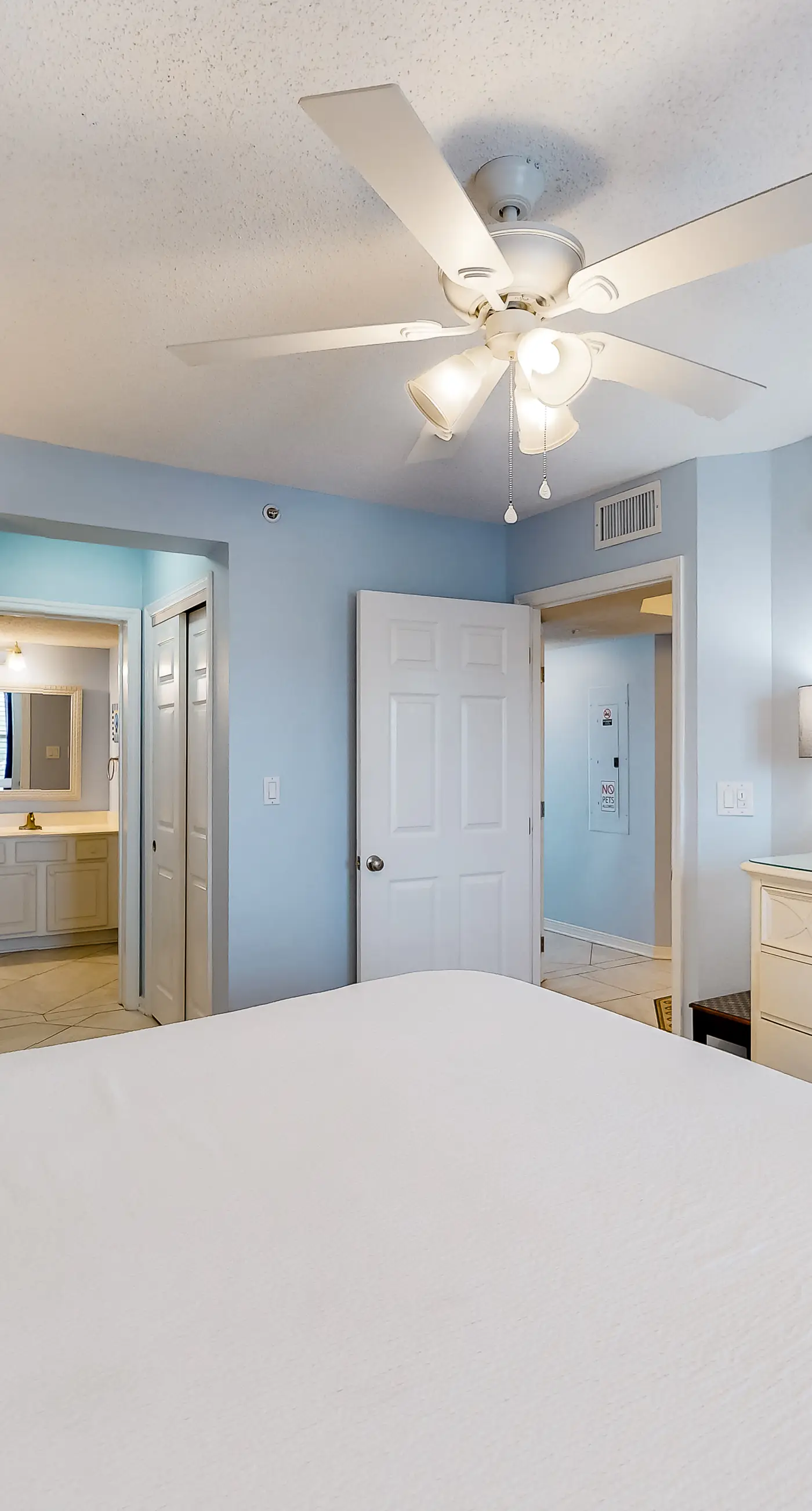 Islander E 4009 - Gulf front condo with free WiFi, washer&dryer, shared pool, & beach access