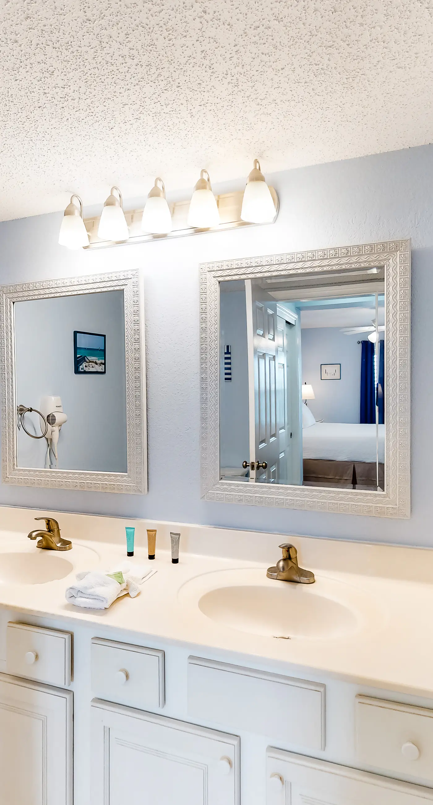 Islander E 4009 - Gulf front condo with free WiFi, washer&dryer, shared pool, & beach access