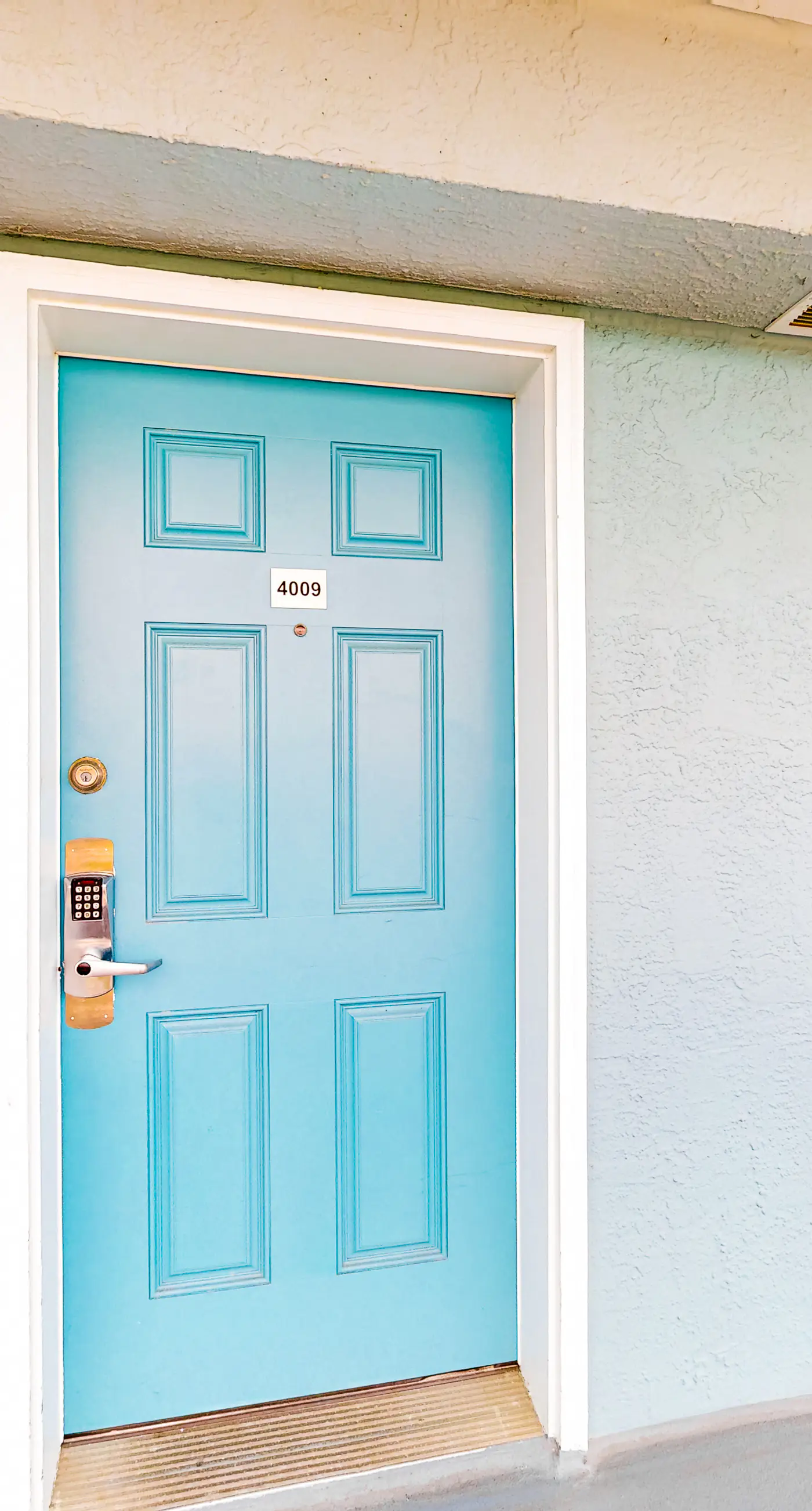 Islander E 4009 - Gulf front condo with free WiFi, washer&dryer, shared pool, & beach access