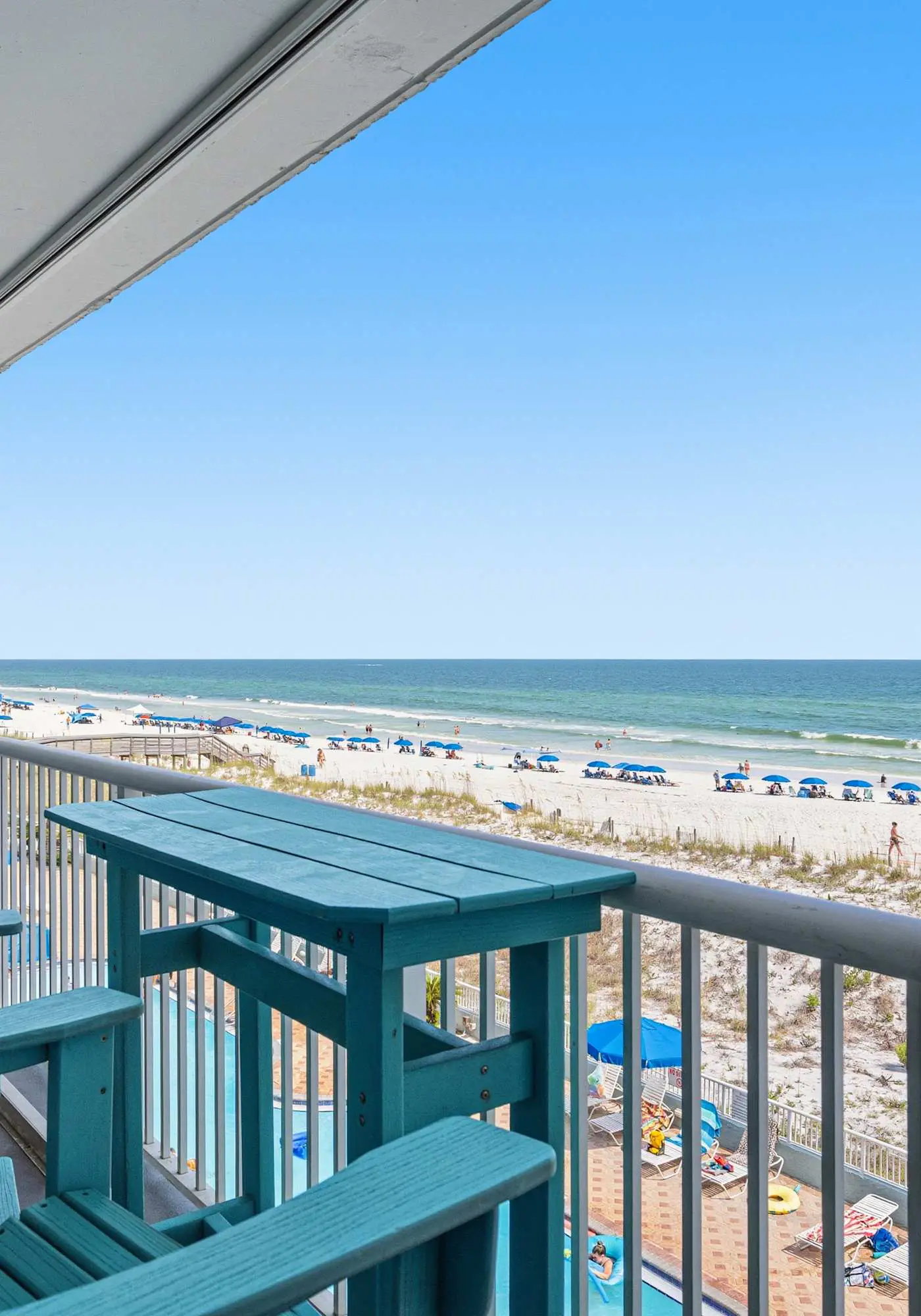 Gulf front condo with free WiFi, washer&dryer, shared pool, & beach access