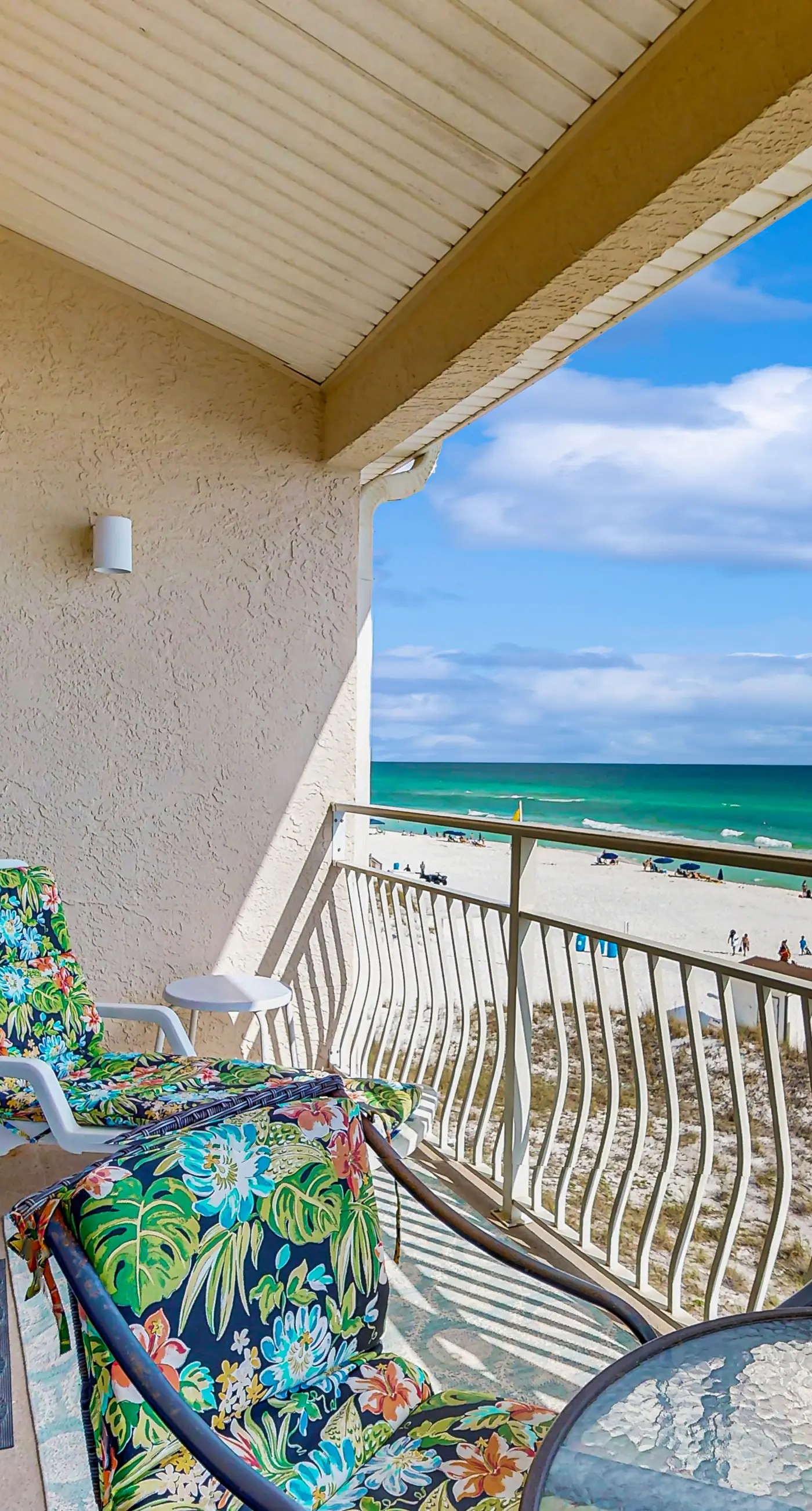 Gulf-front third-floor condo with WiFi, pool, beach boardwalk & central AC