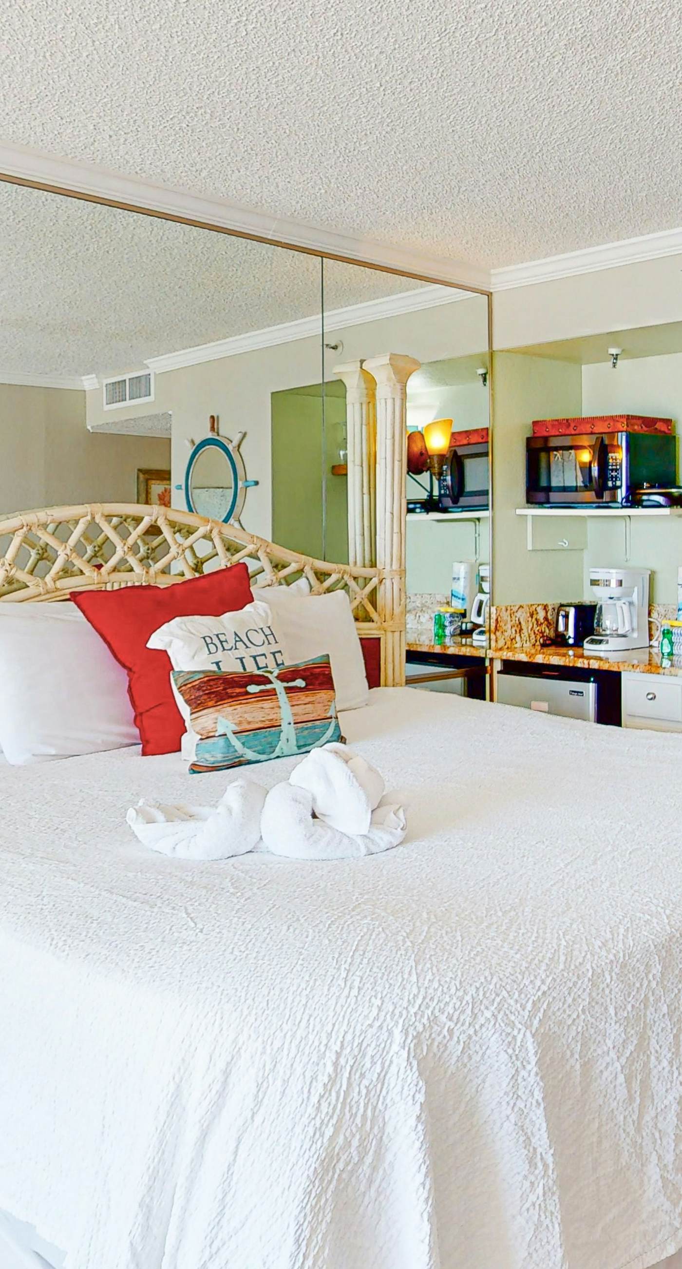 Islander W 304 - Attractive & Convenient Oceanfront Studio w/Shared Pool/Gym/Free WiFi/AC/Balcony